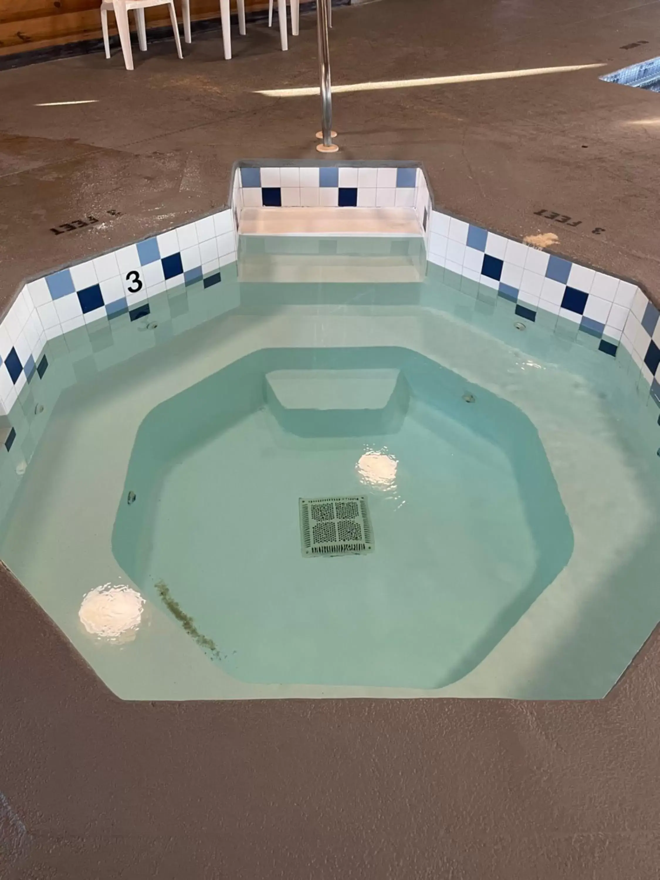 Hot Tub, Swimming Pool in Crown Lake Resort & RV