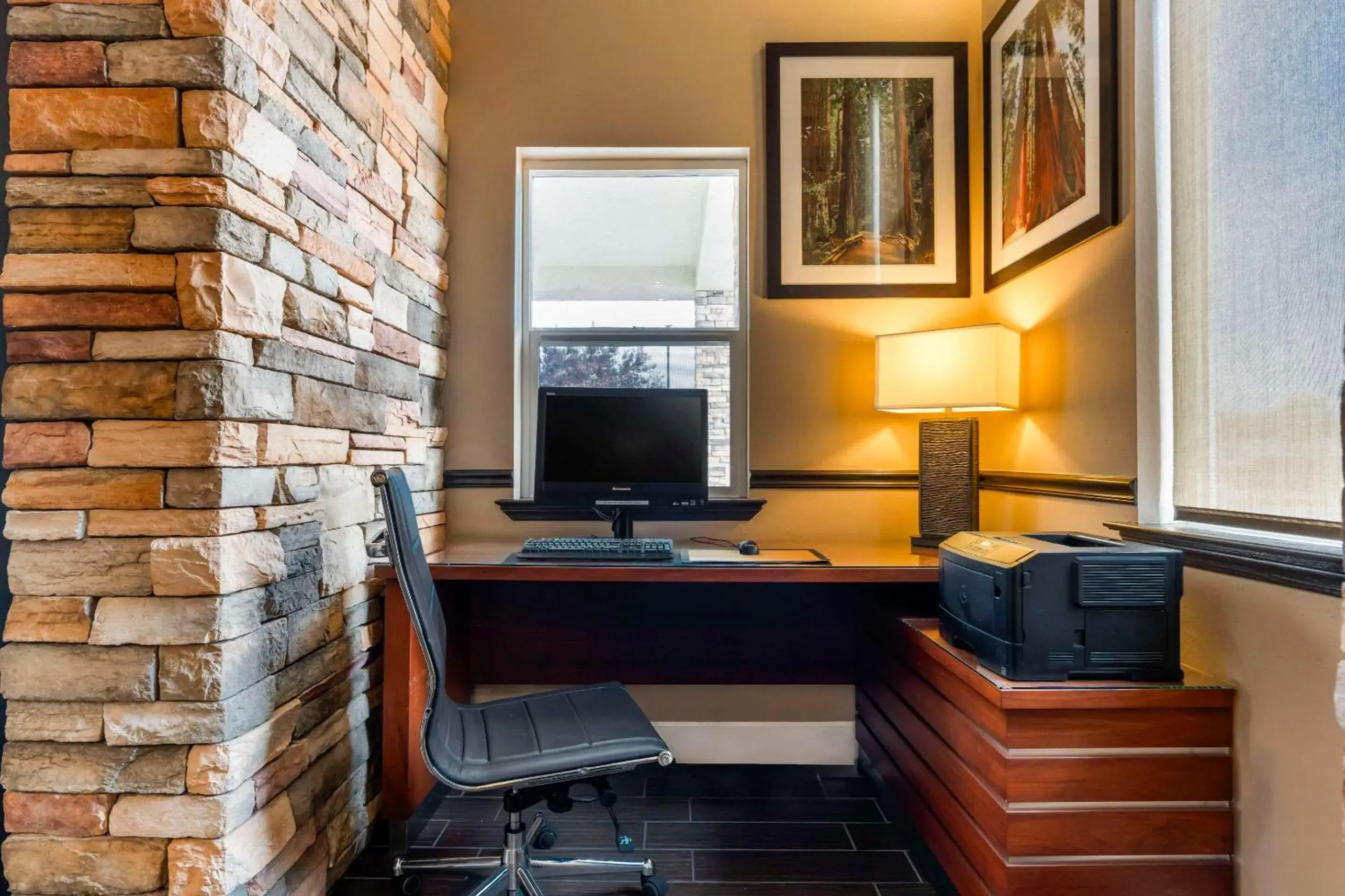 Business facilities, TV/Entertainment Center in Comfort Inn & Suites Redwood Country