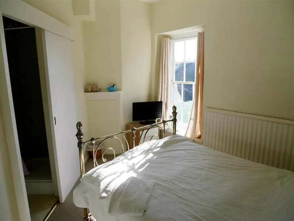 Bedroom, Bed in The Saracens Head Hotel