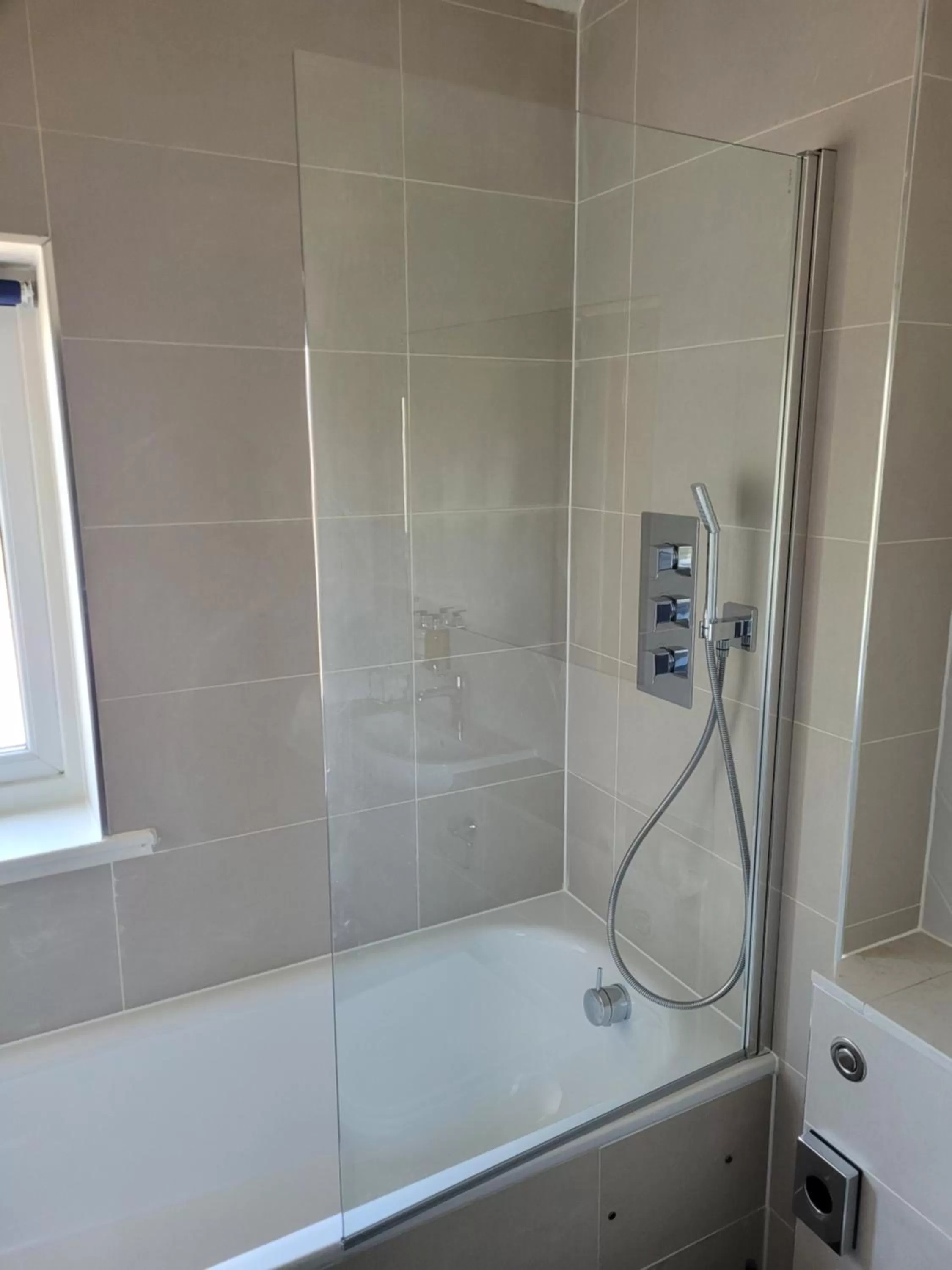 Shower in The Chequers Inn