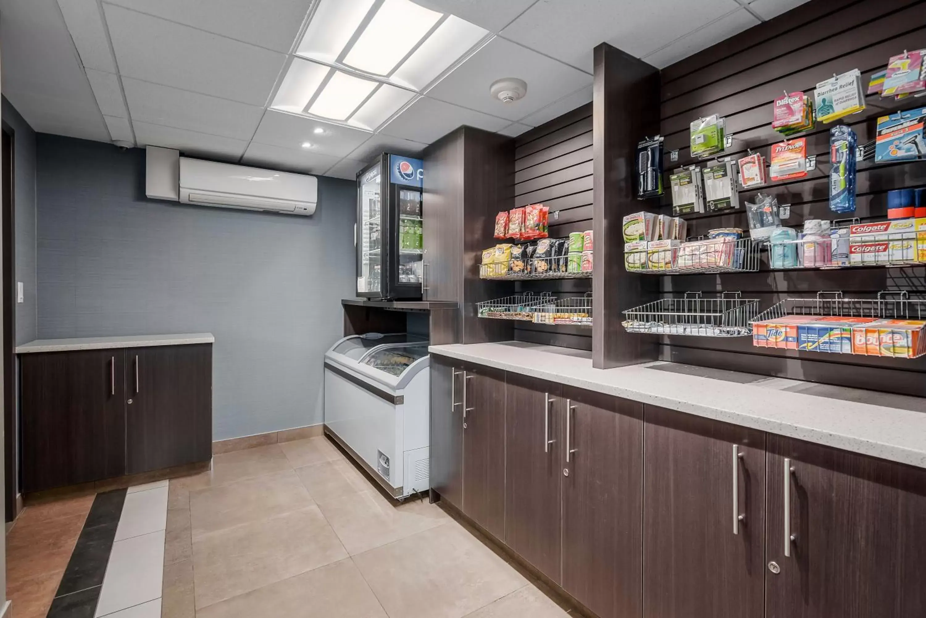 On-site shops, Kitchen/Kitchenette in Coast Calgary Downtown Hotel & Suites by APA