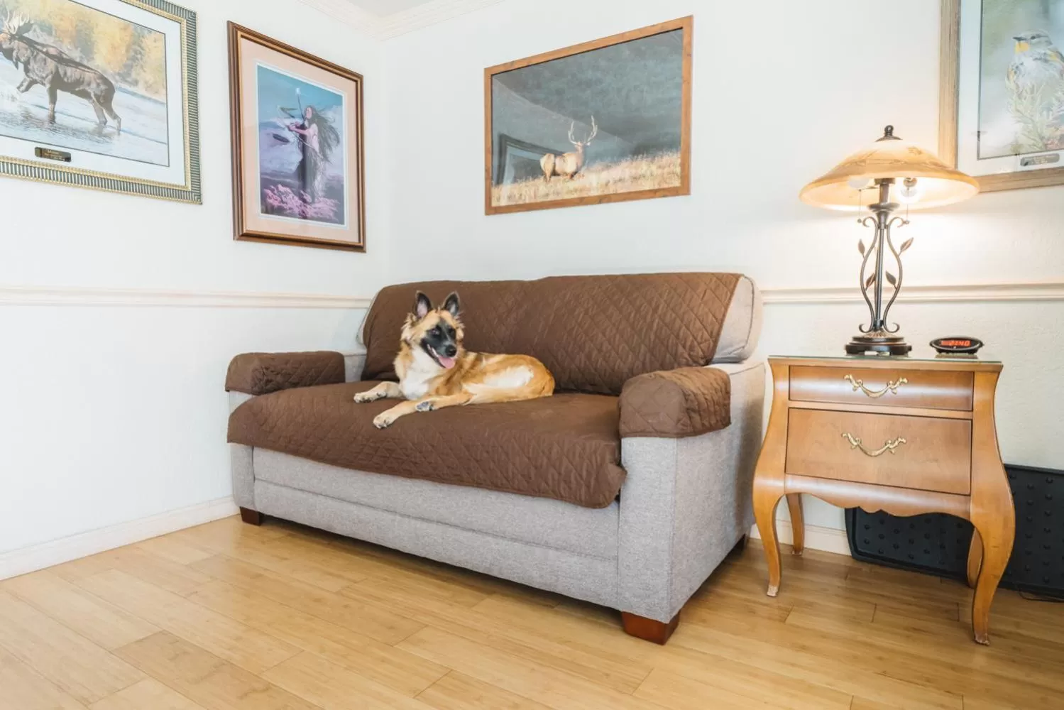 Living room in Yellowstone Gateway Inn