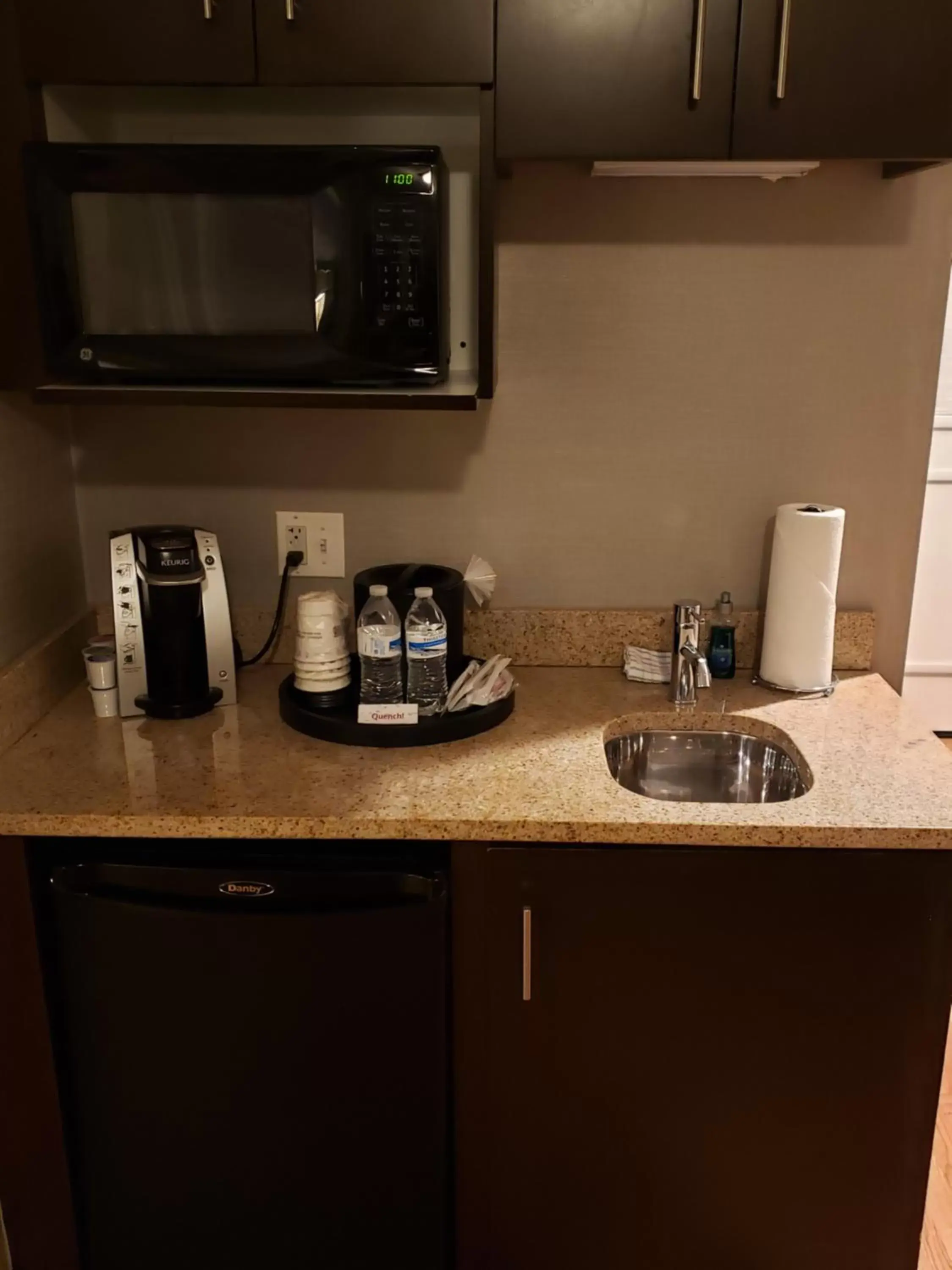 Coffee/tea facilities, Kitchen/Kitchenette in Best Western Plus Hawthorne Terrace Hotel