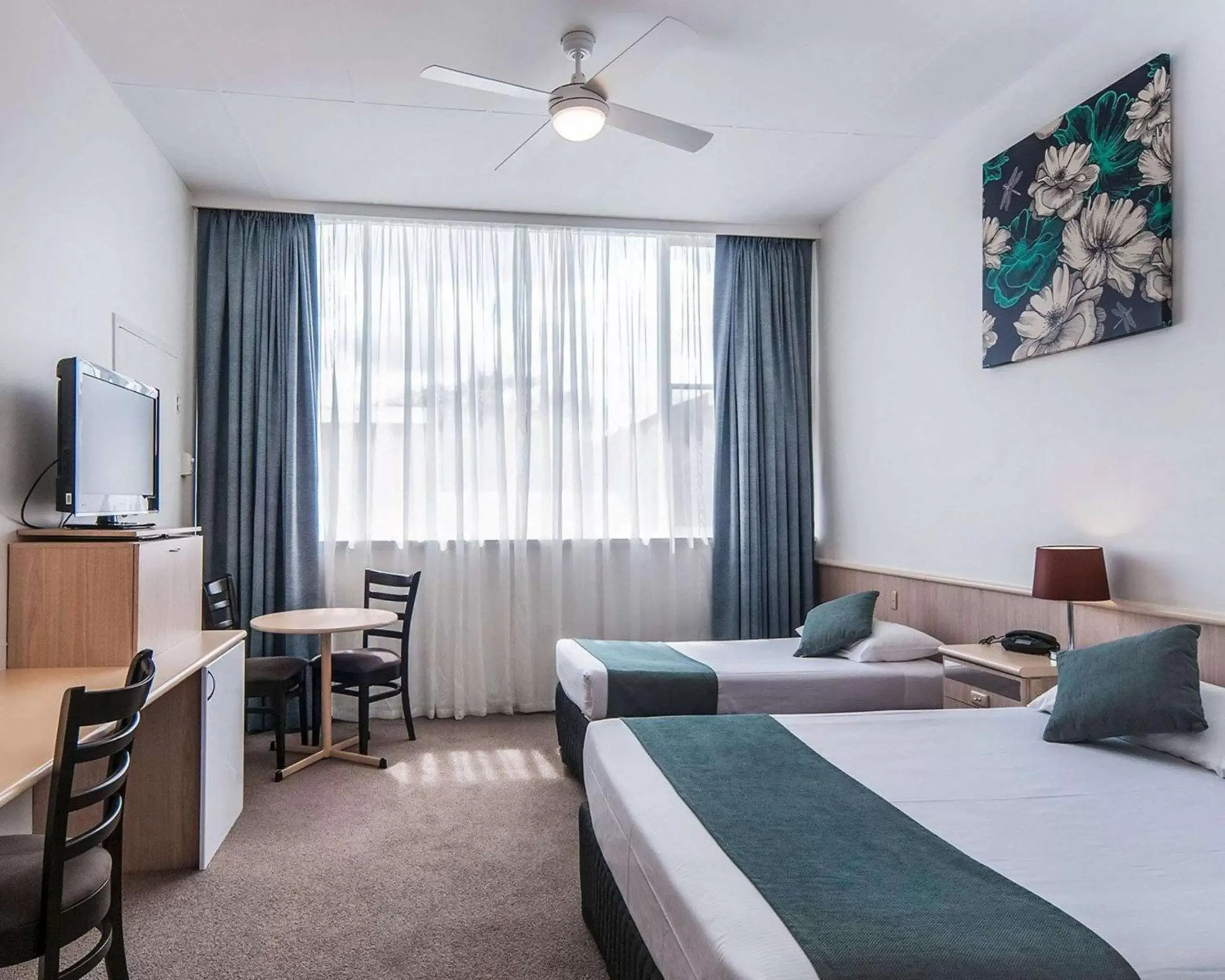 Photo of the whole room, Bed in Comfort Inn Regal Park, North Adelaide