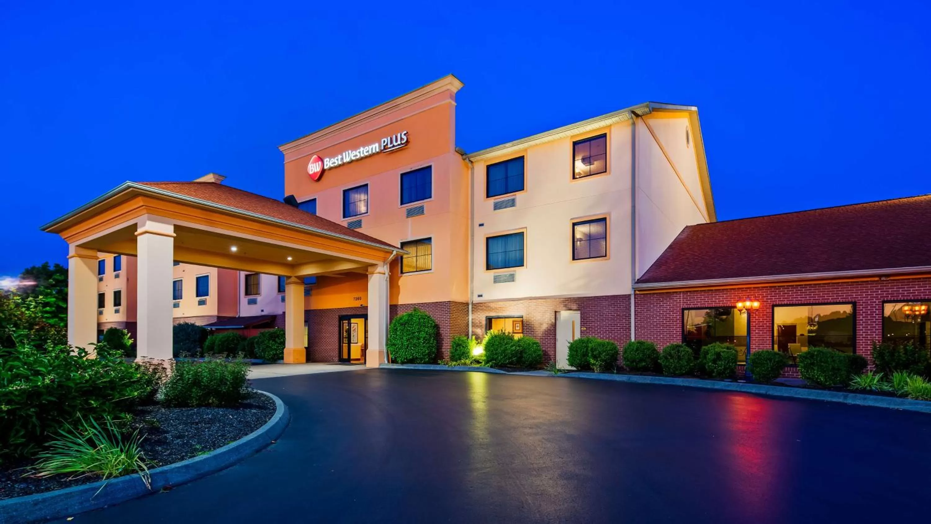 Property building in Best Western Plus Strawberry Inn & Suites