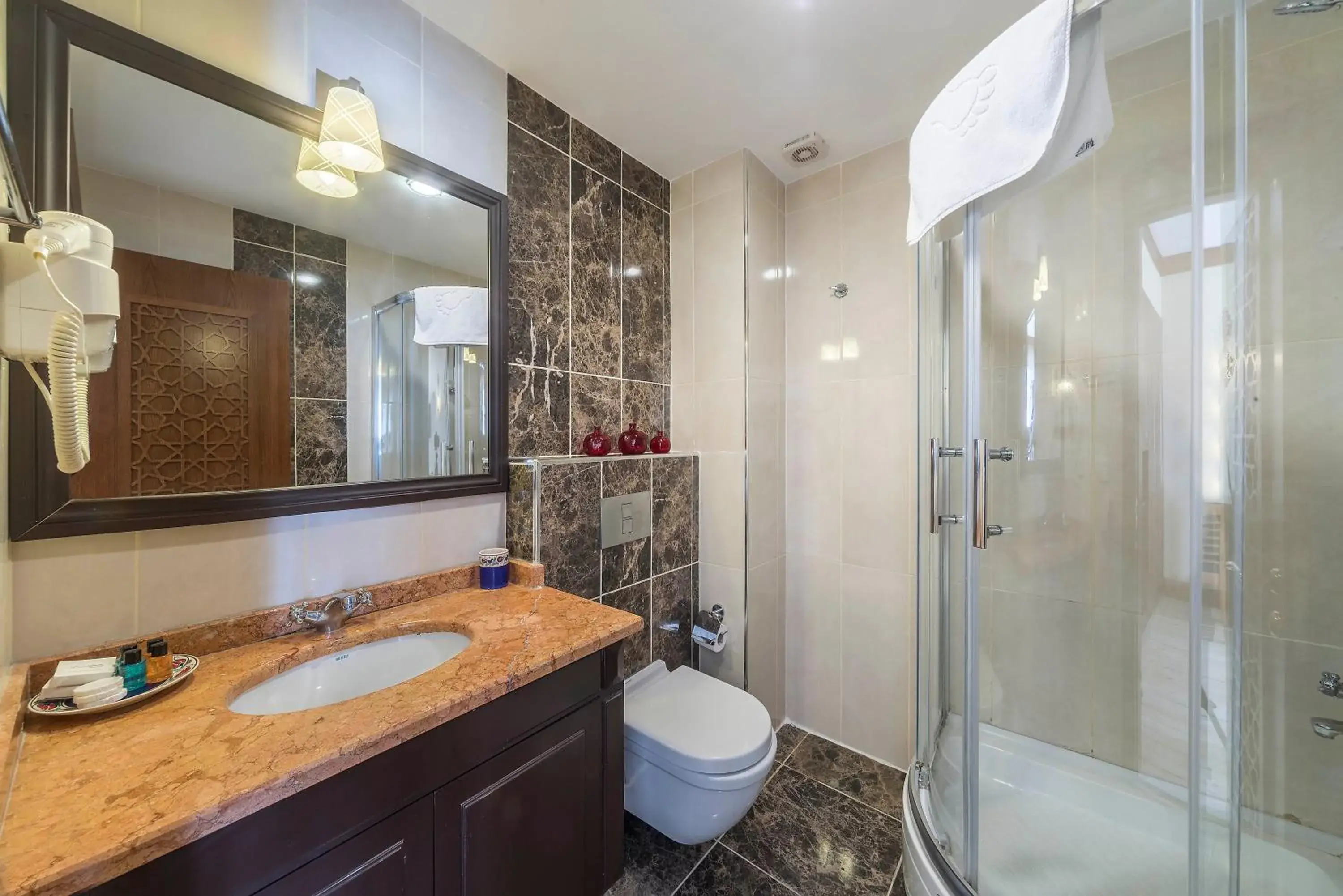 Shower, Bathroom in Lalinn Hotel