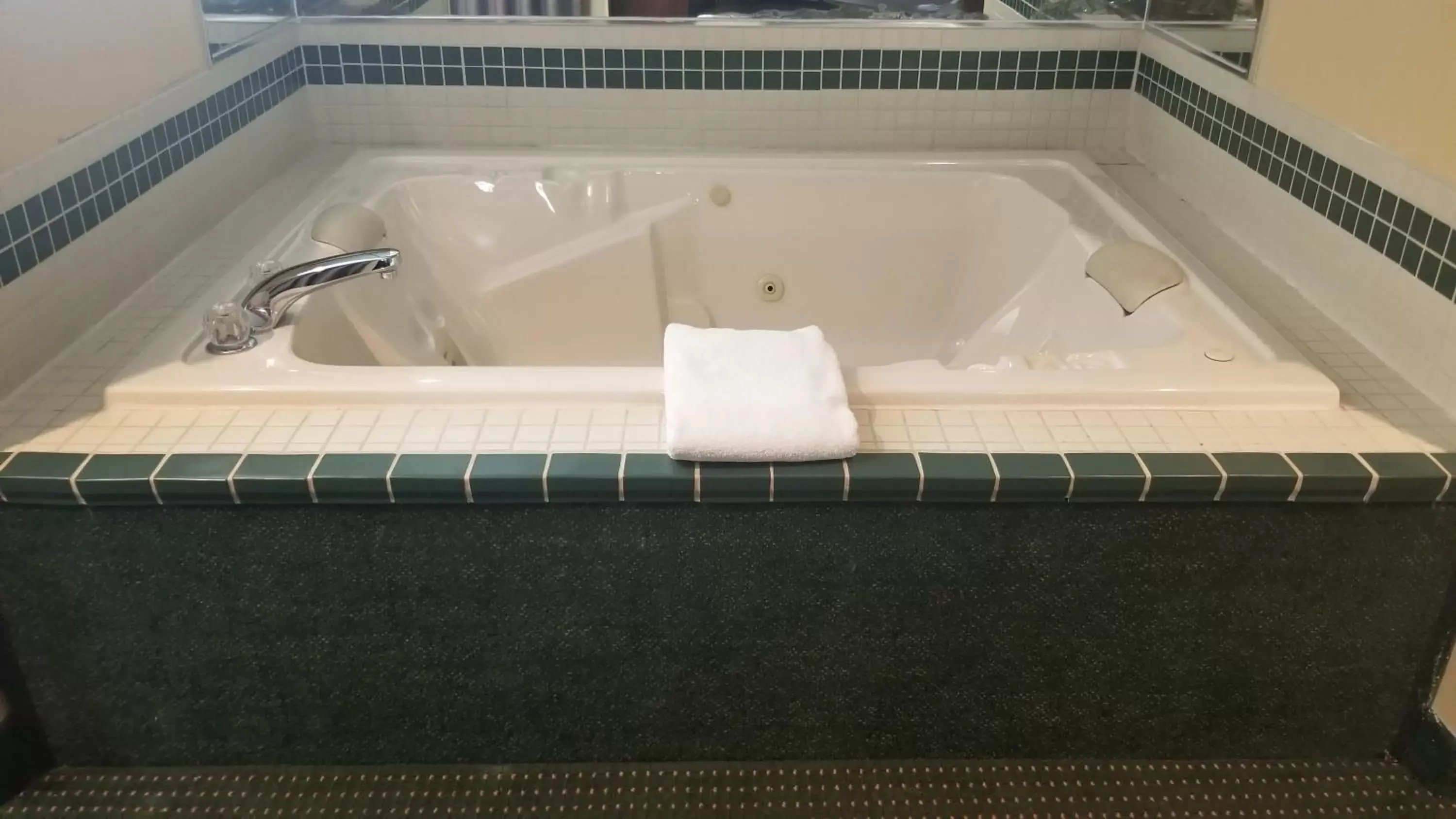 Hot Tub in College Inn
