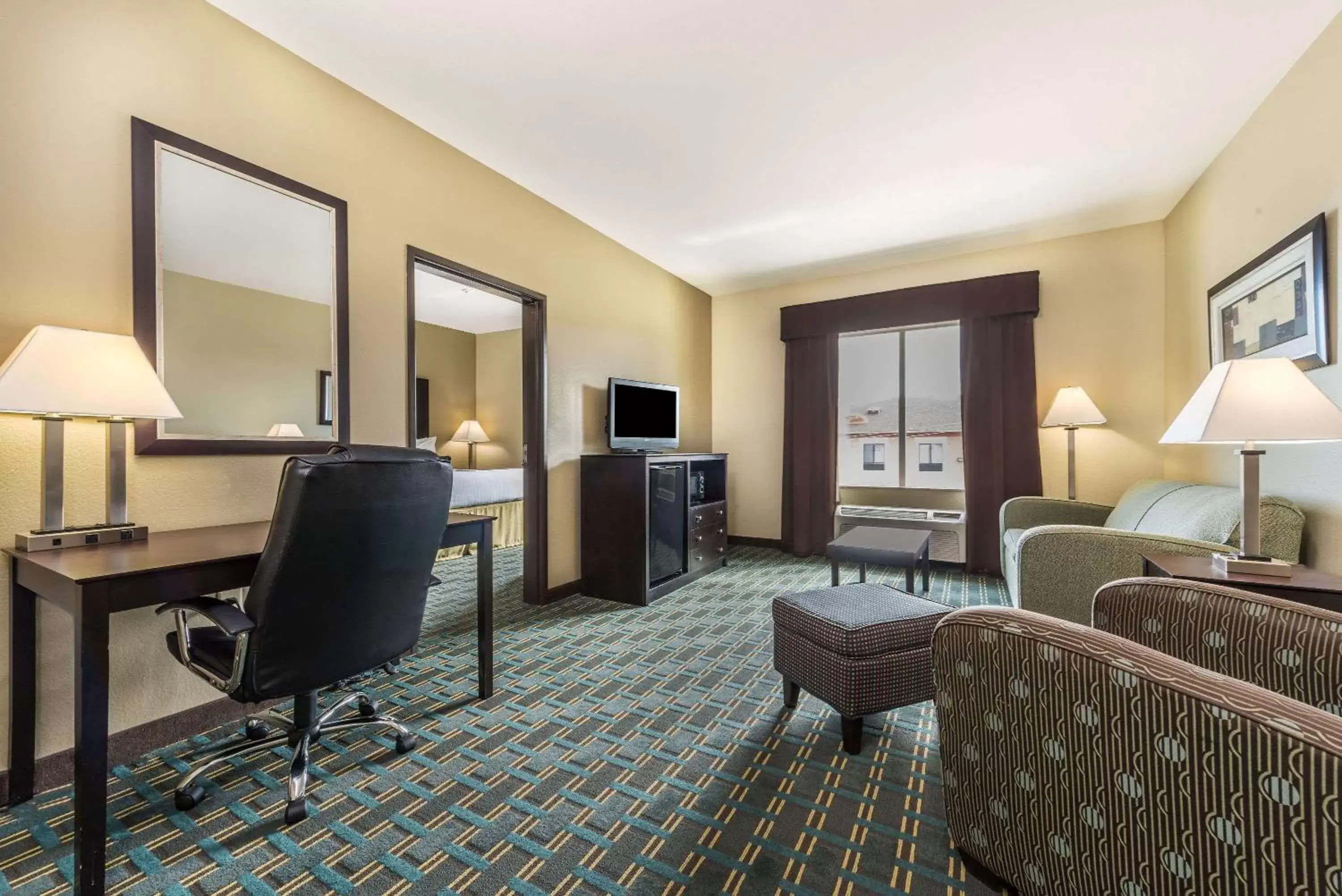 Photo of the whole room, Seating Area in Days Inn & Suites by Wyndham Mineral Wells