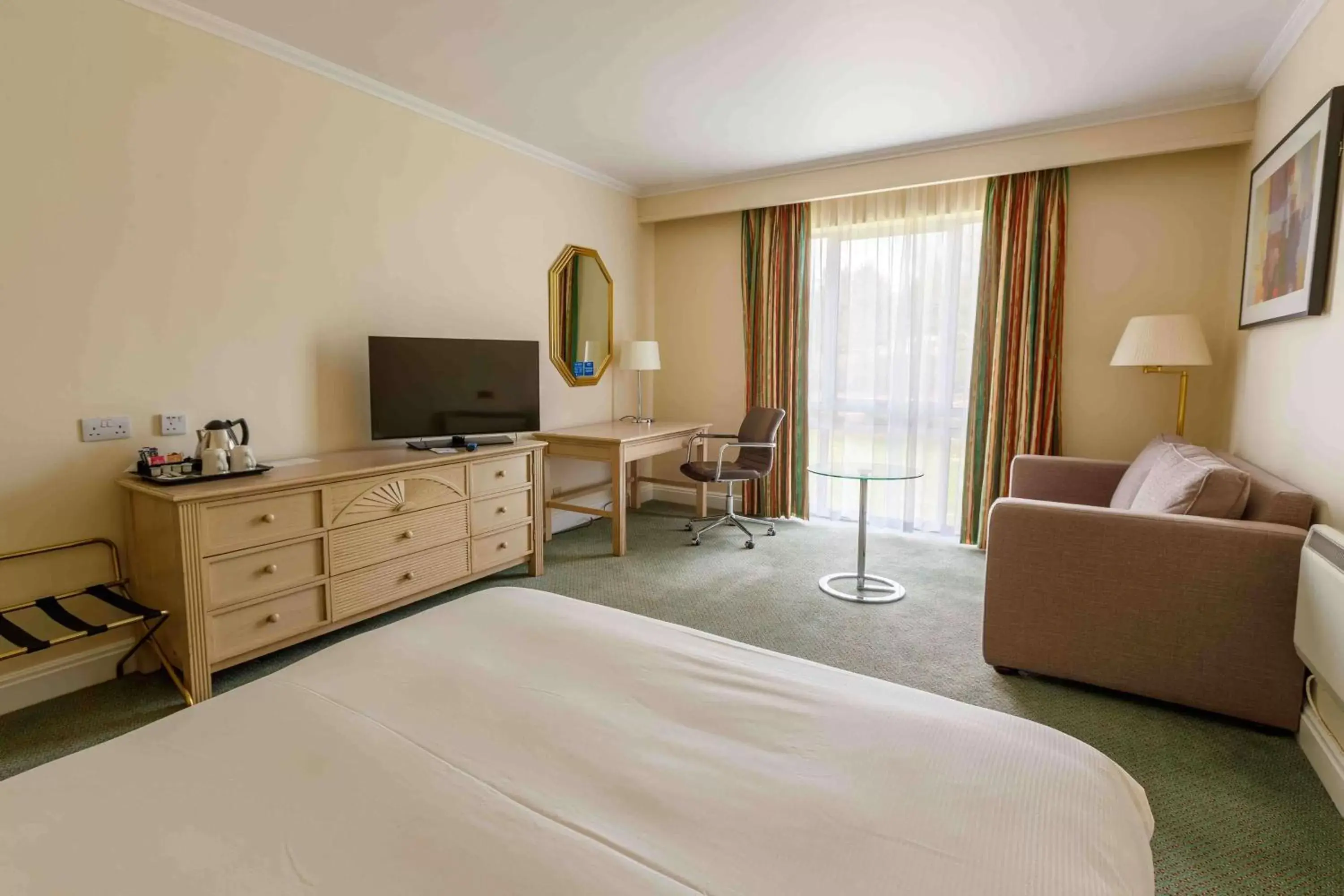 Bedroom, Seating Area in Hilton Northampton Hotel