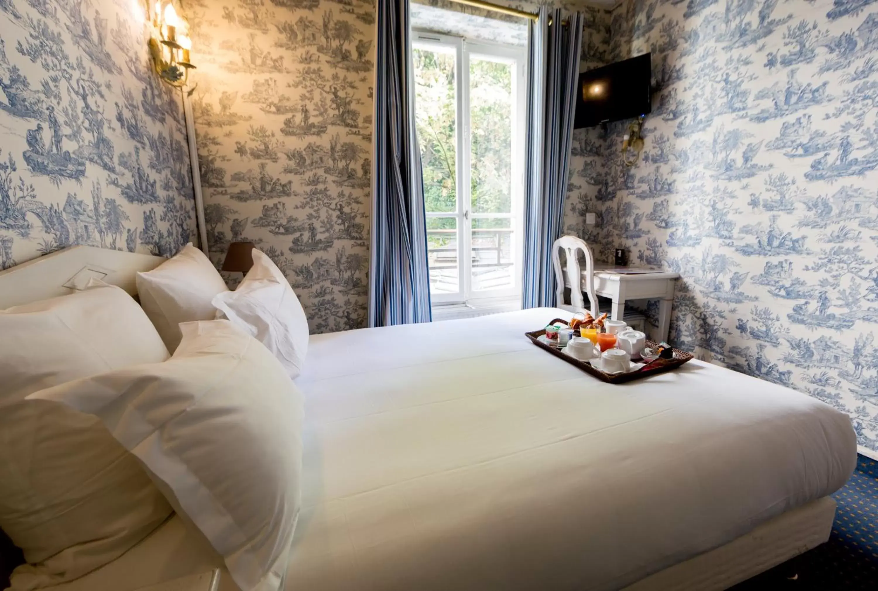 Bedroom, Bed in Regyn's Montmartre