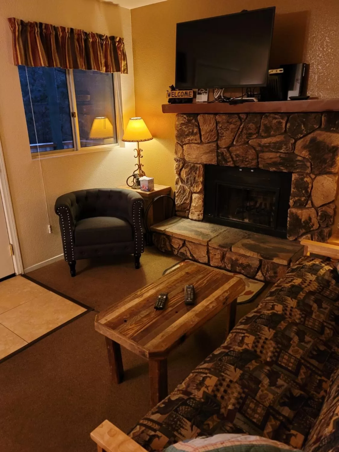 Living room, Seating Area in Hillcrest Suites & Cabins