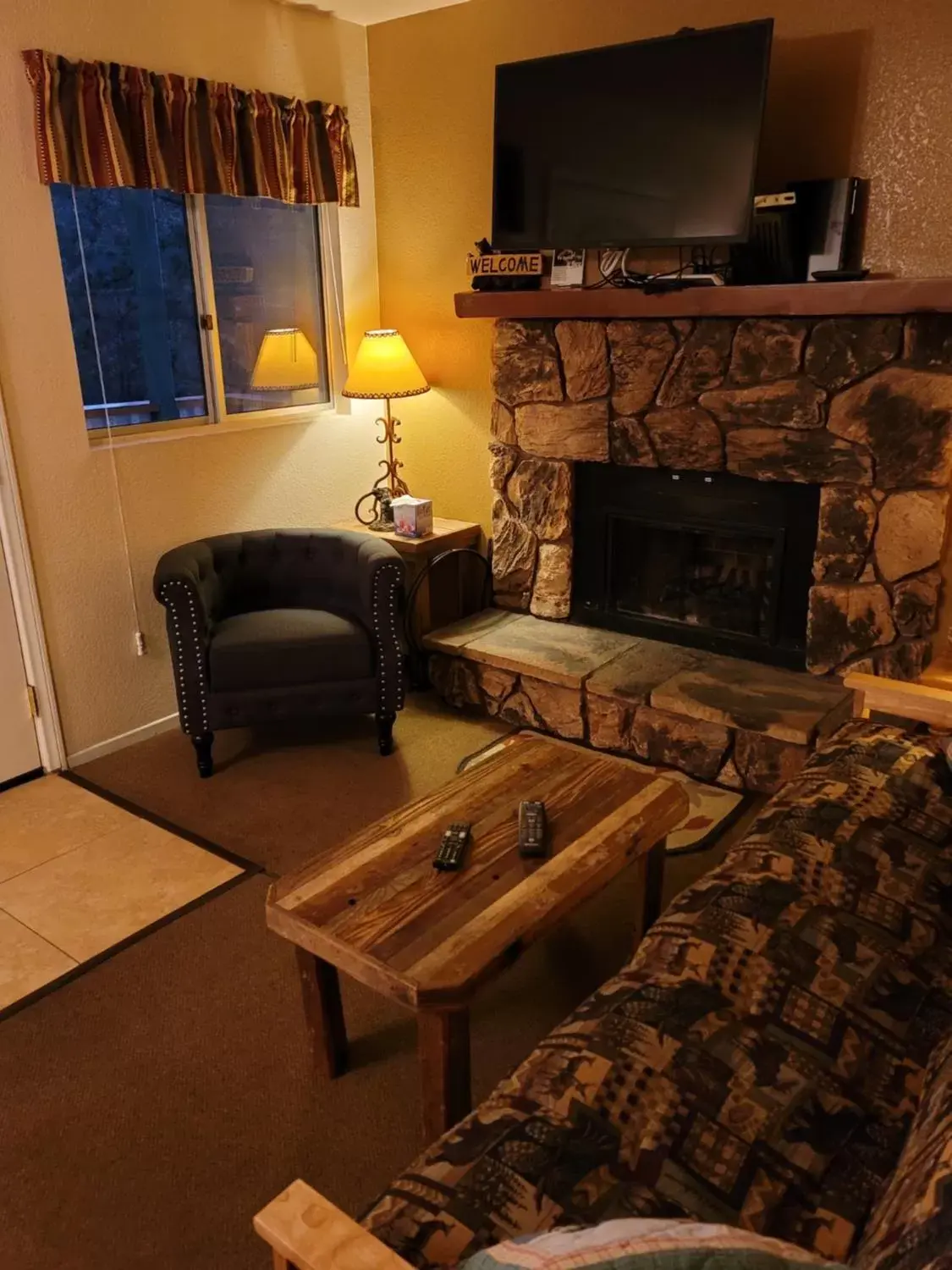 Living room, Seating Area in Hillcrest Suites & Cabins