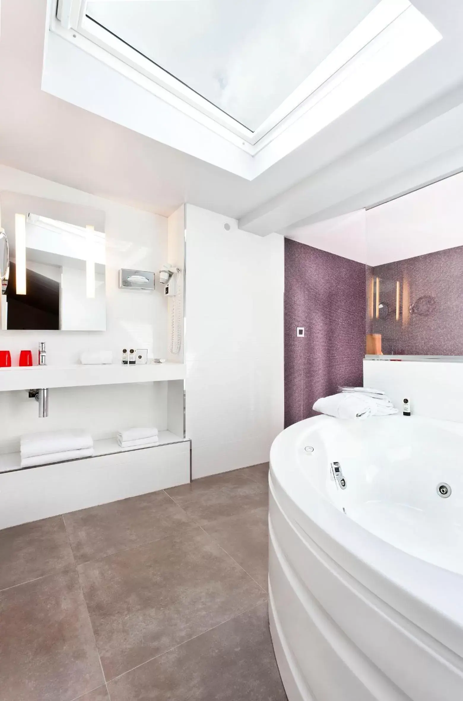Bathroom in Hotel Opéra Marigny