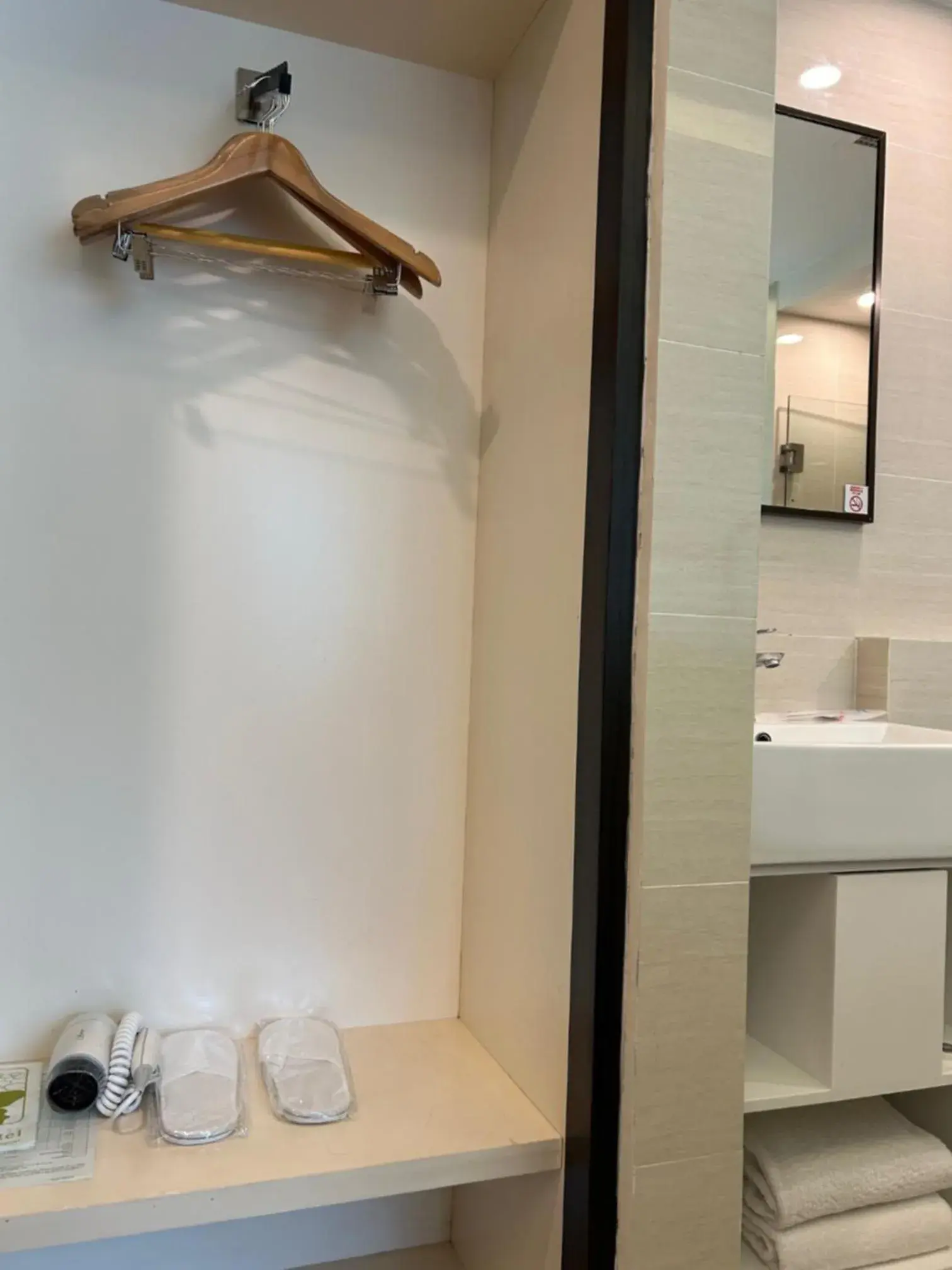 wardrobe, Bathroom in Link Hotel Singapore