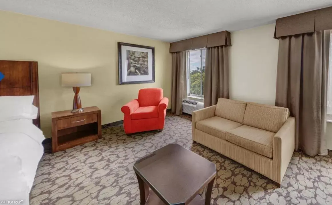 Bedroom, Seating Area in Hilton Garden Inn Tampa East Brandon