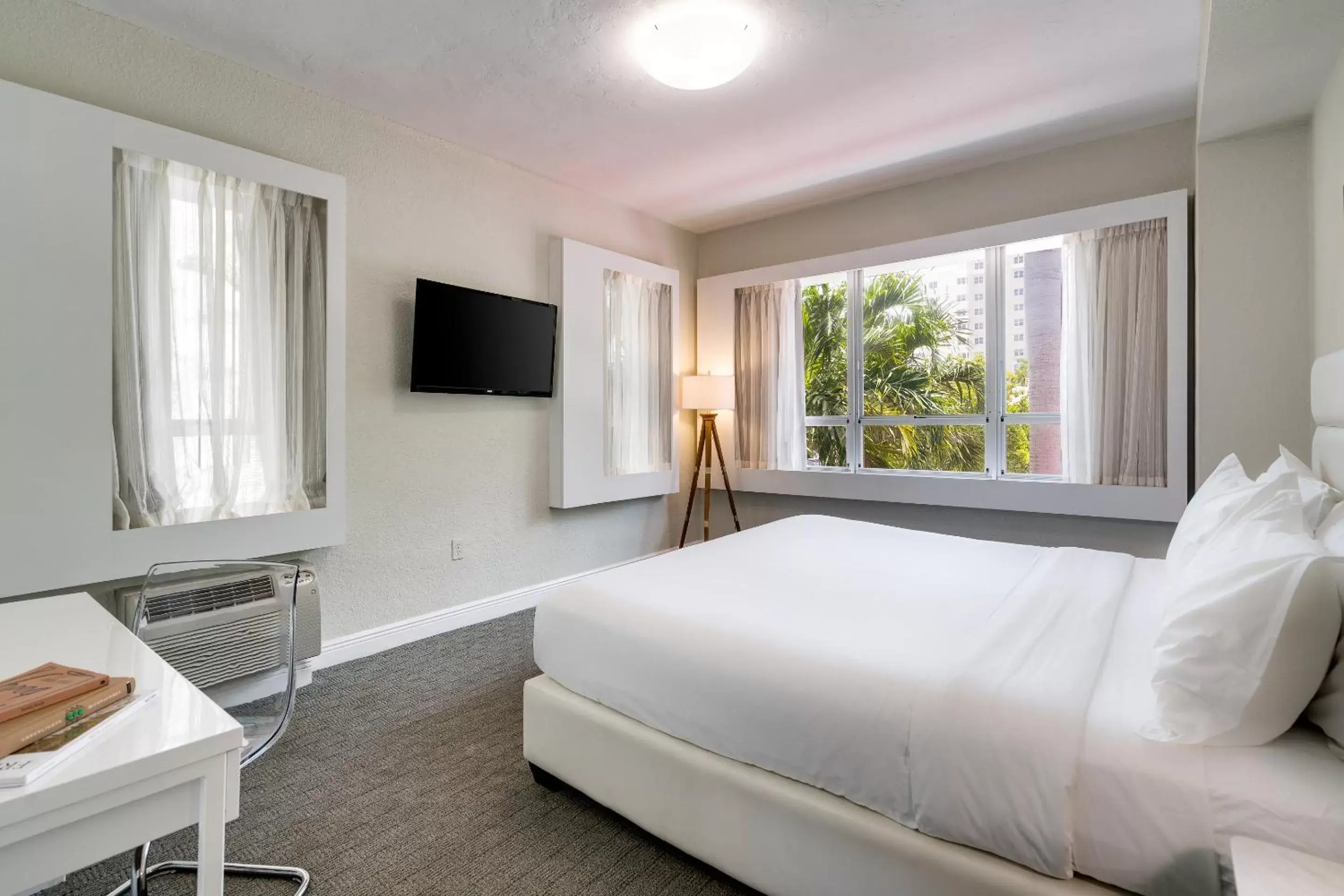 Bedroom, Bed in Crest Hotel Suites