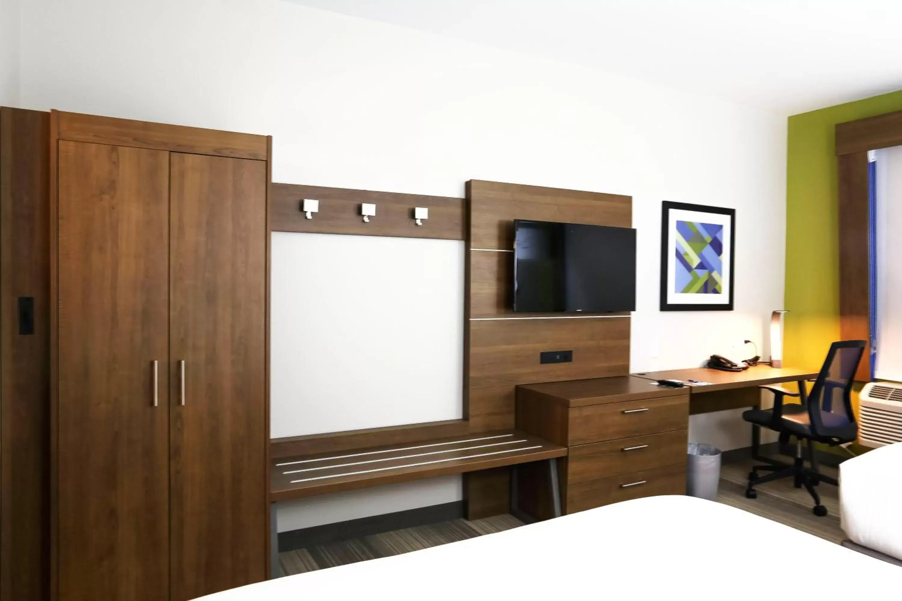 Photo of the whole room, TV/Entertainment Center in Holiday Inn Express & Suites - Houston IAH - Beltway 8, an IHG Hotel