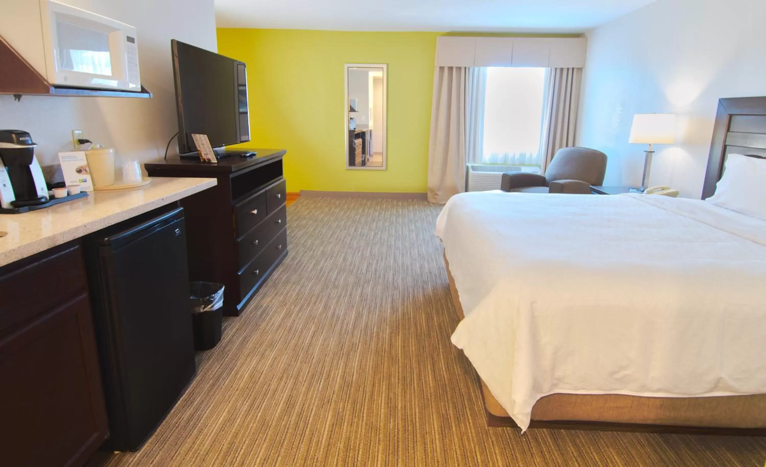 Photo of the whole room, Kitchen/Kitchenette in Holiday Inn Express & Suites Chicago-Libertyville, an IHG Hotel