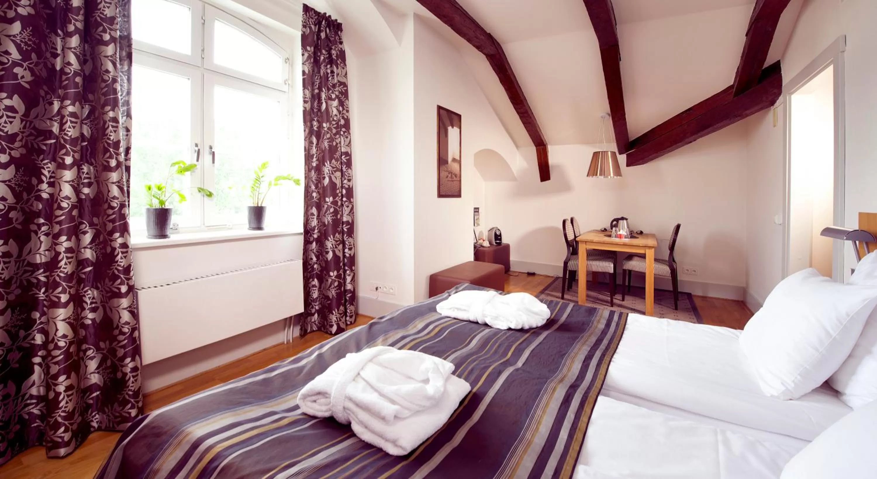 Bed in Home Hotel Bilan