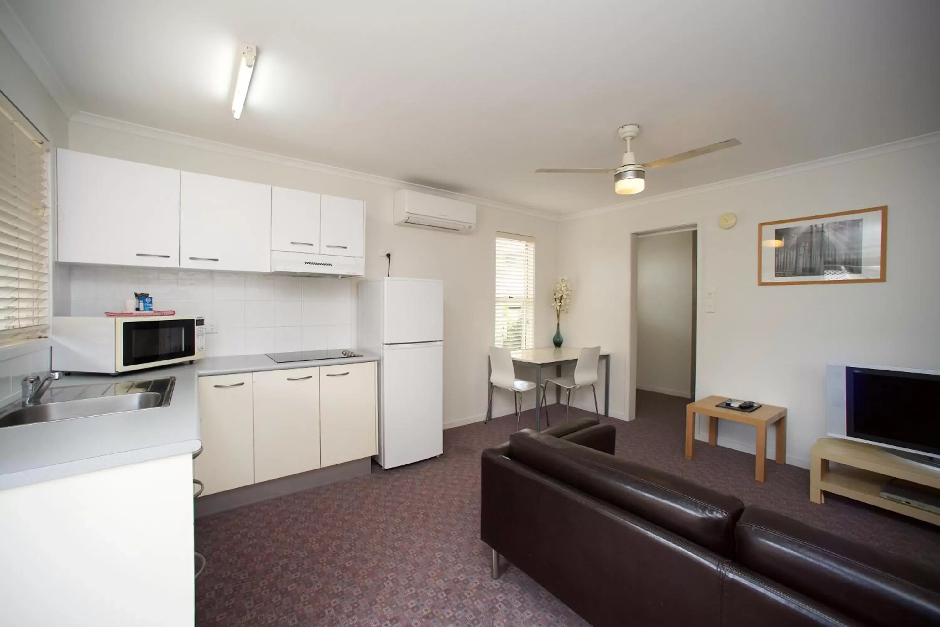 Communal lounge/ TV room, Kitchen/Kitchenette in Ingenia Holidays Taigum (Formerly Colonial Village)