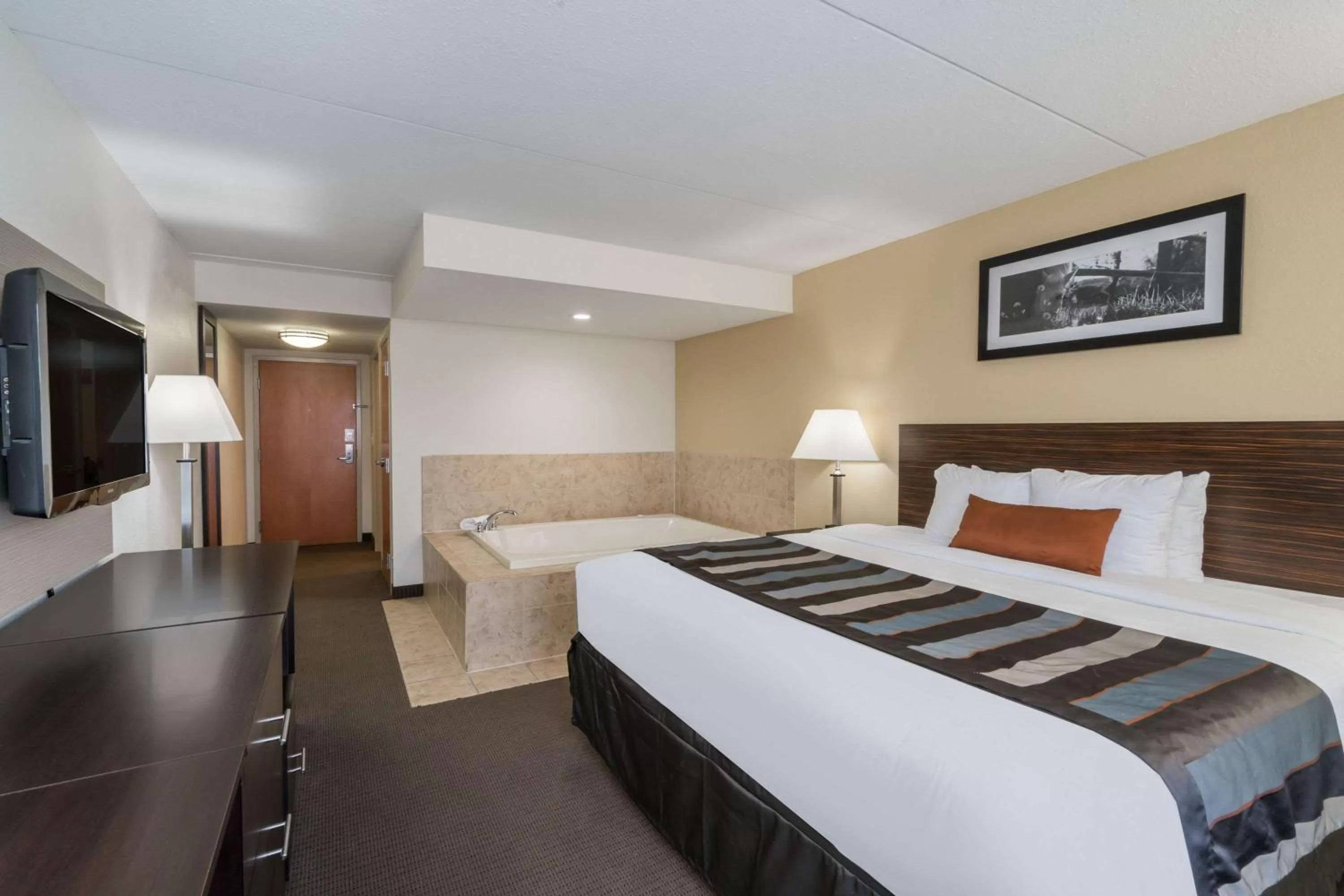 Photo of the whole room, Bed in Wingate by Wyndham Bowling Green