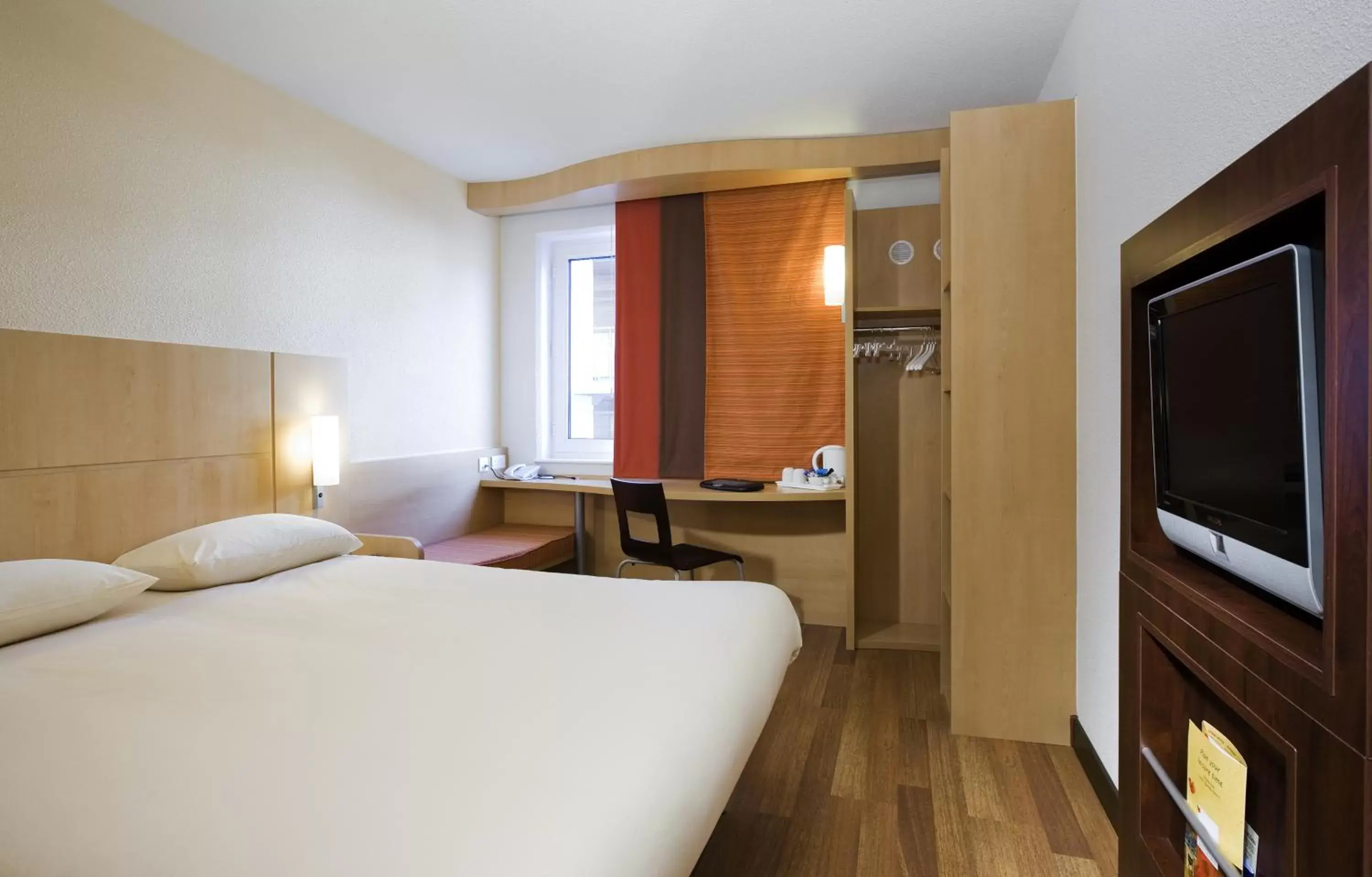 Photo of the whole room, Room Photo in ibis Bristol Temple Meads