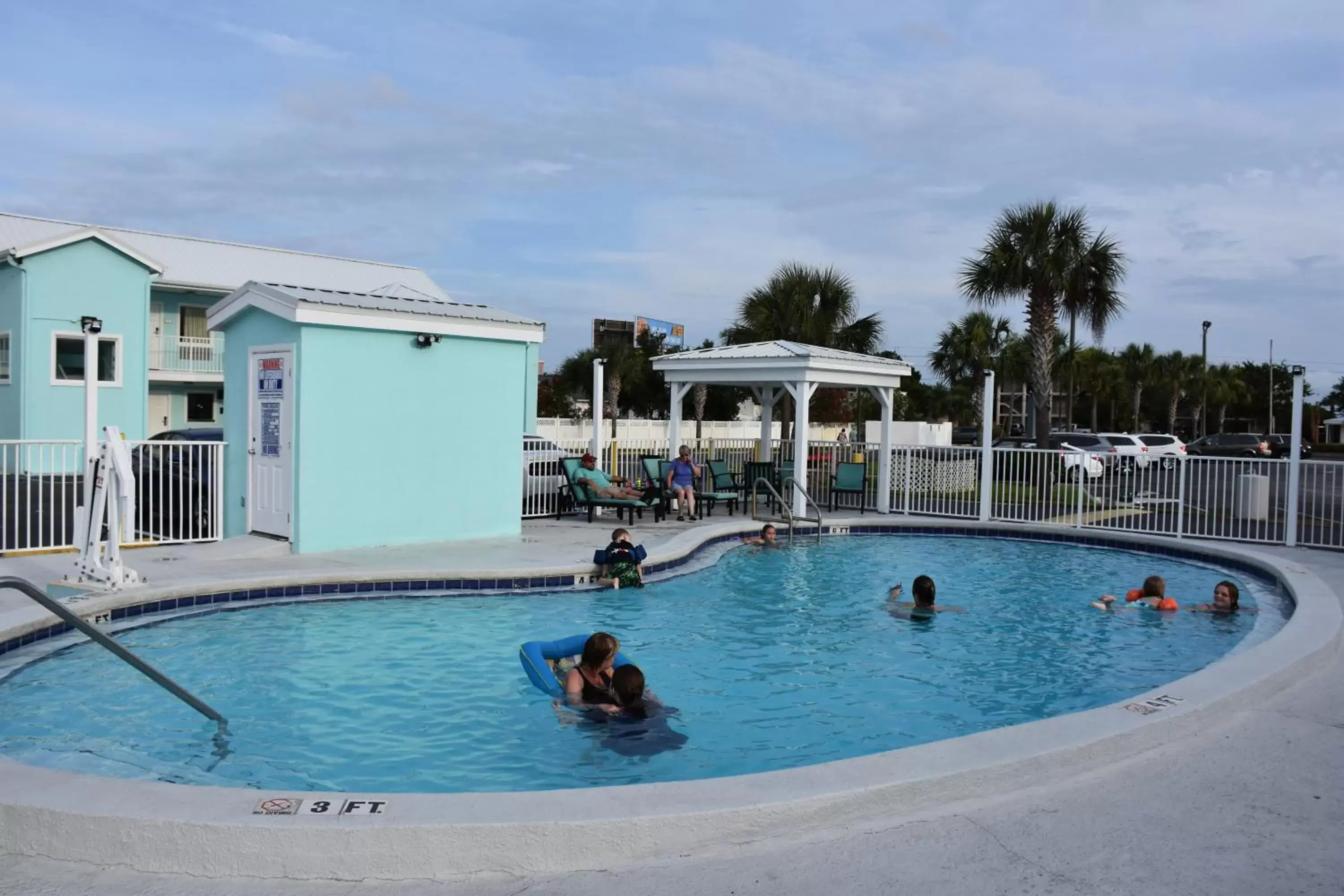 Swimming Pool in Destin Inn & Suites