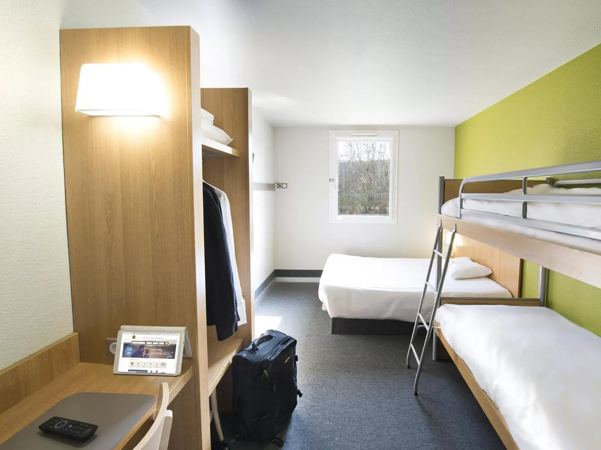 Photo of the whole room, Bunk Bed in B&B HOTEL Auxerre Monéteau