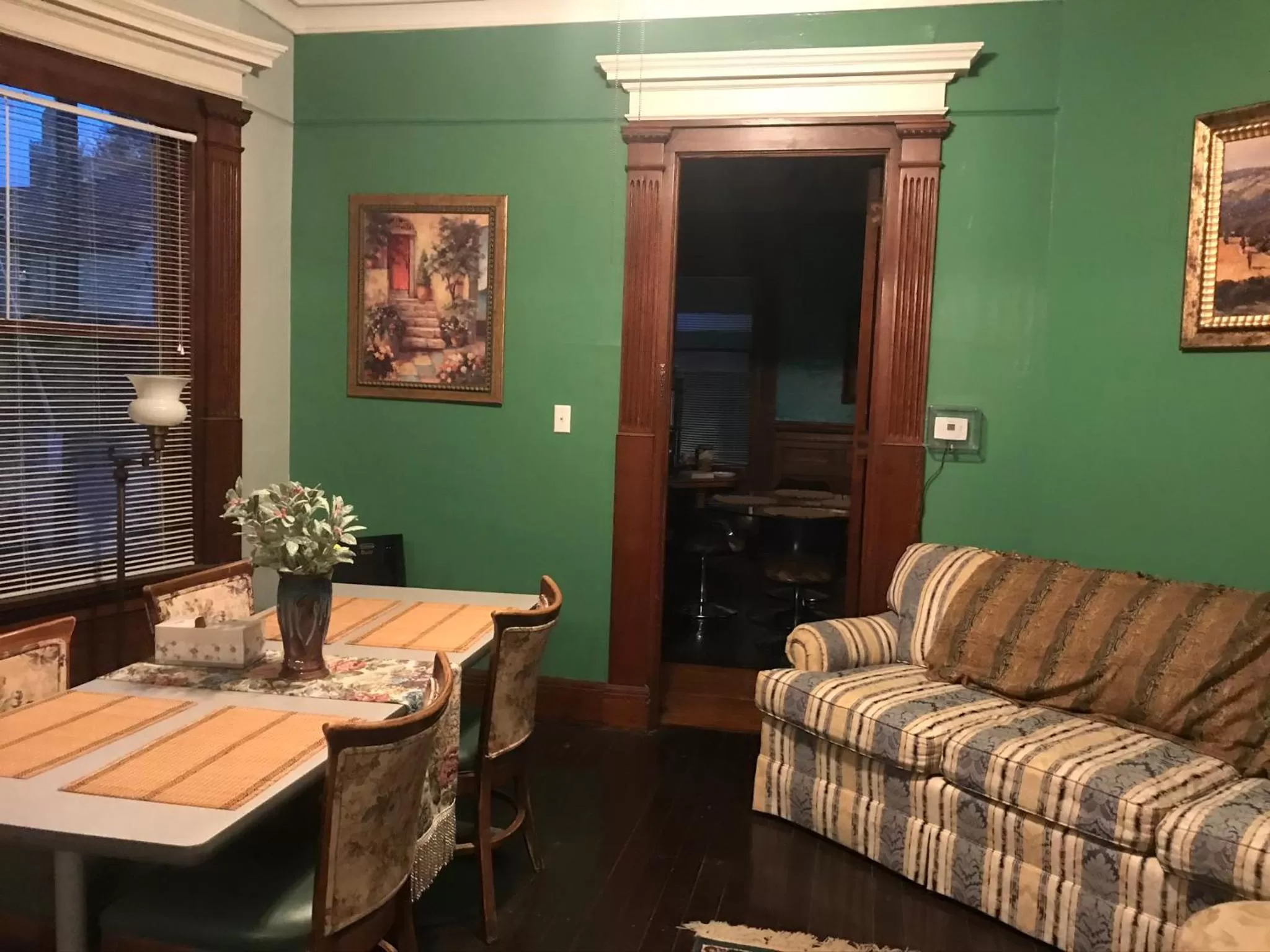 Lounge or bar in 5 Star Victorian Mansion-Downtown No Locals