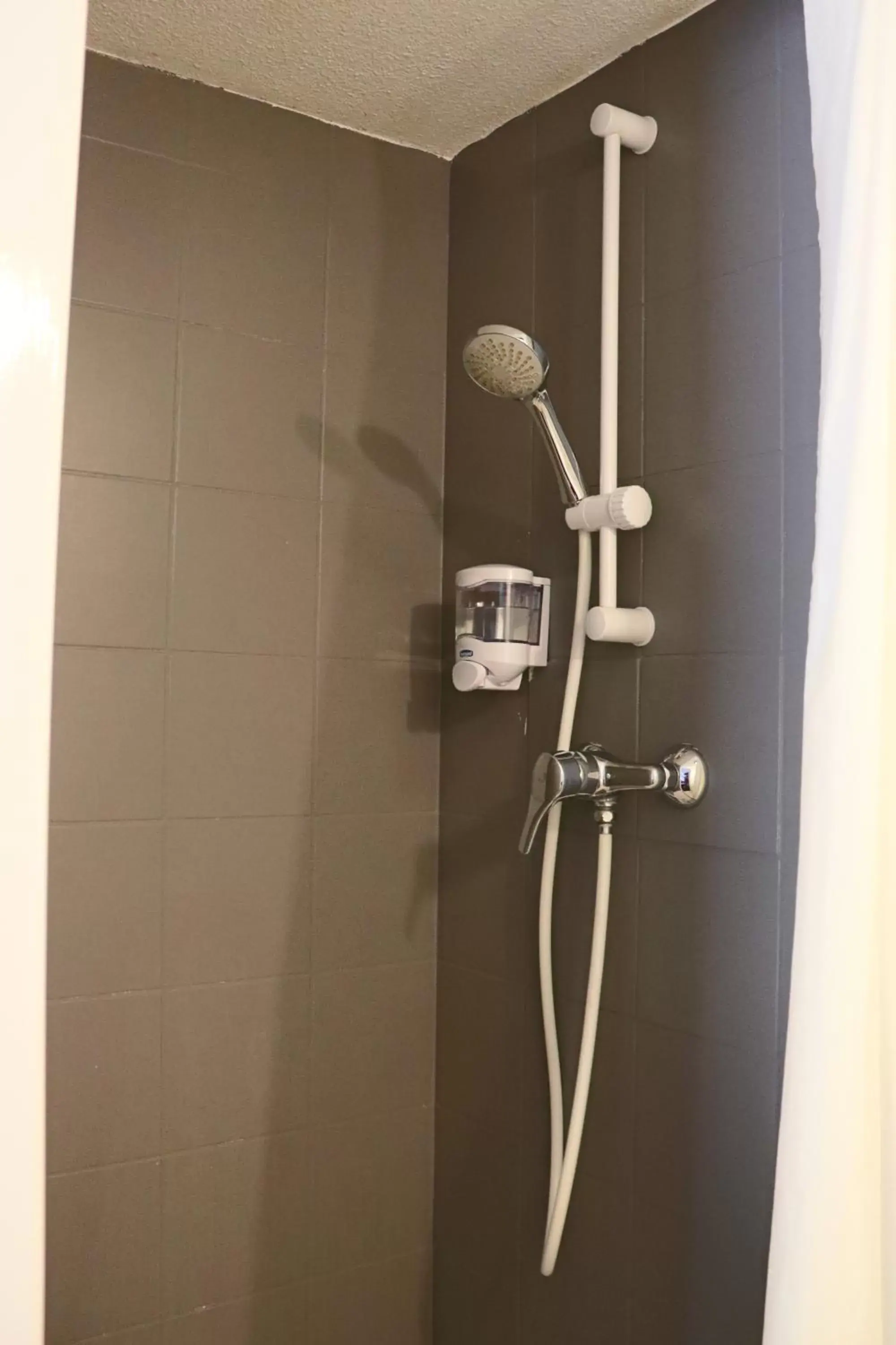 Shower, Bathroom in Hôtel Lémand Lyon Est - Villefontaine