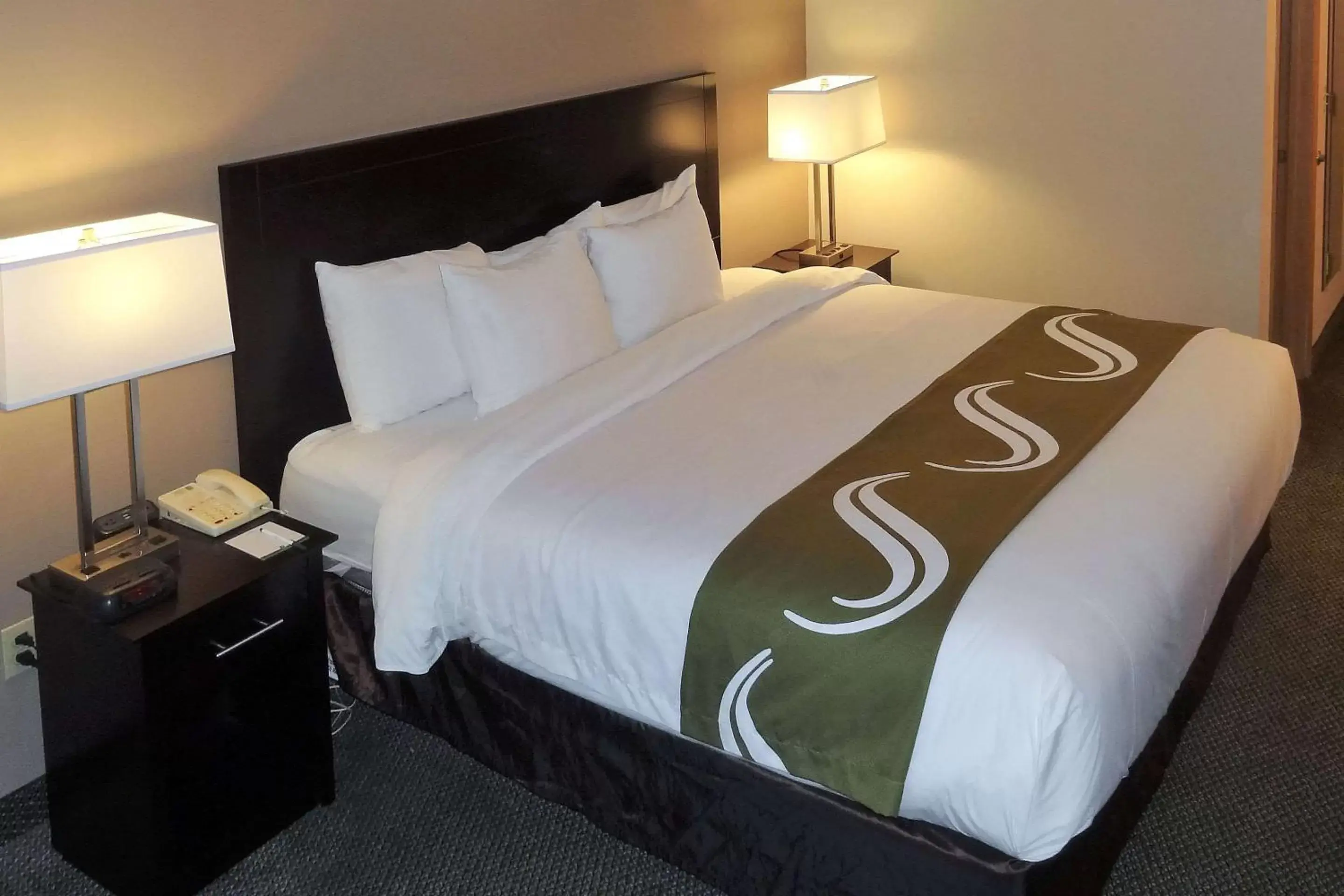 Photo of the whole room, Bed in Quality Inn Tulalip - Marysville