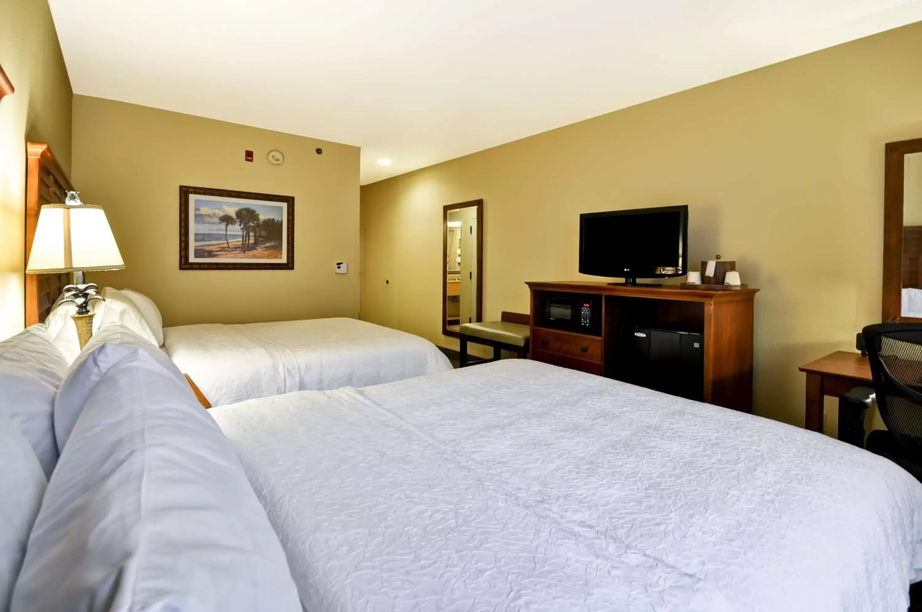 Bed in Hampton Inn & Suites Charleston/Mt. Pleasant-Isle Of Palms