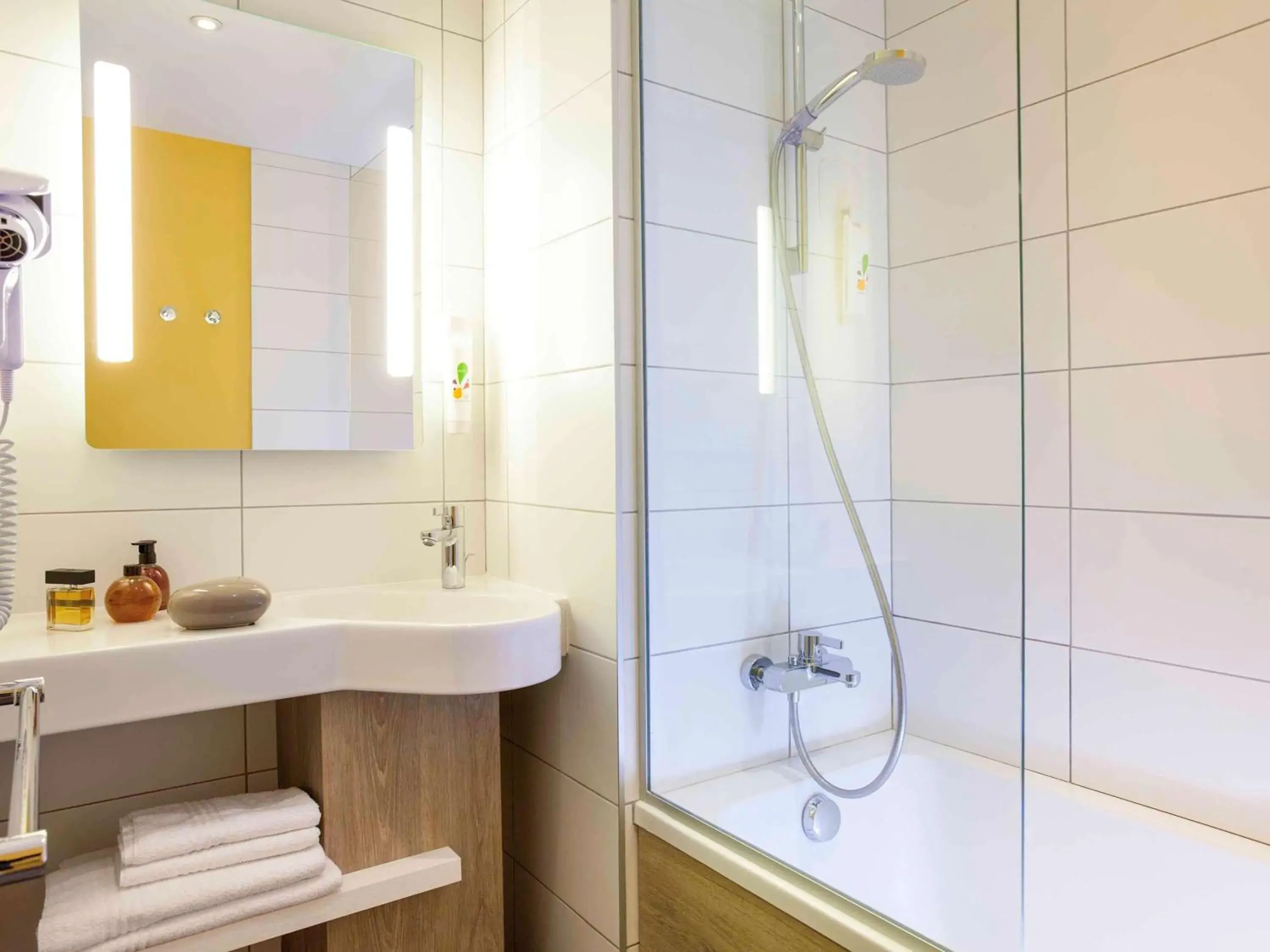 Photo of the whole room, Bathroom in ibis Styles Chaumont Centre Gare