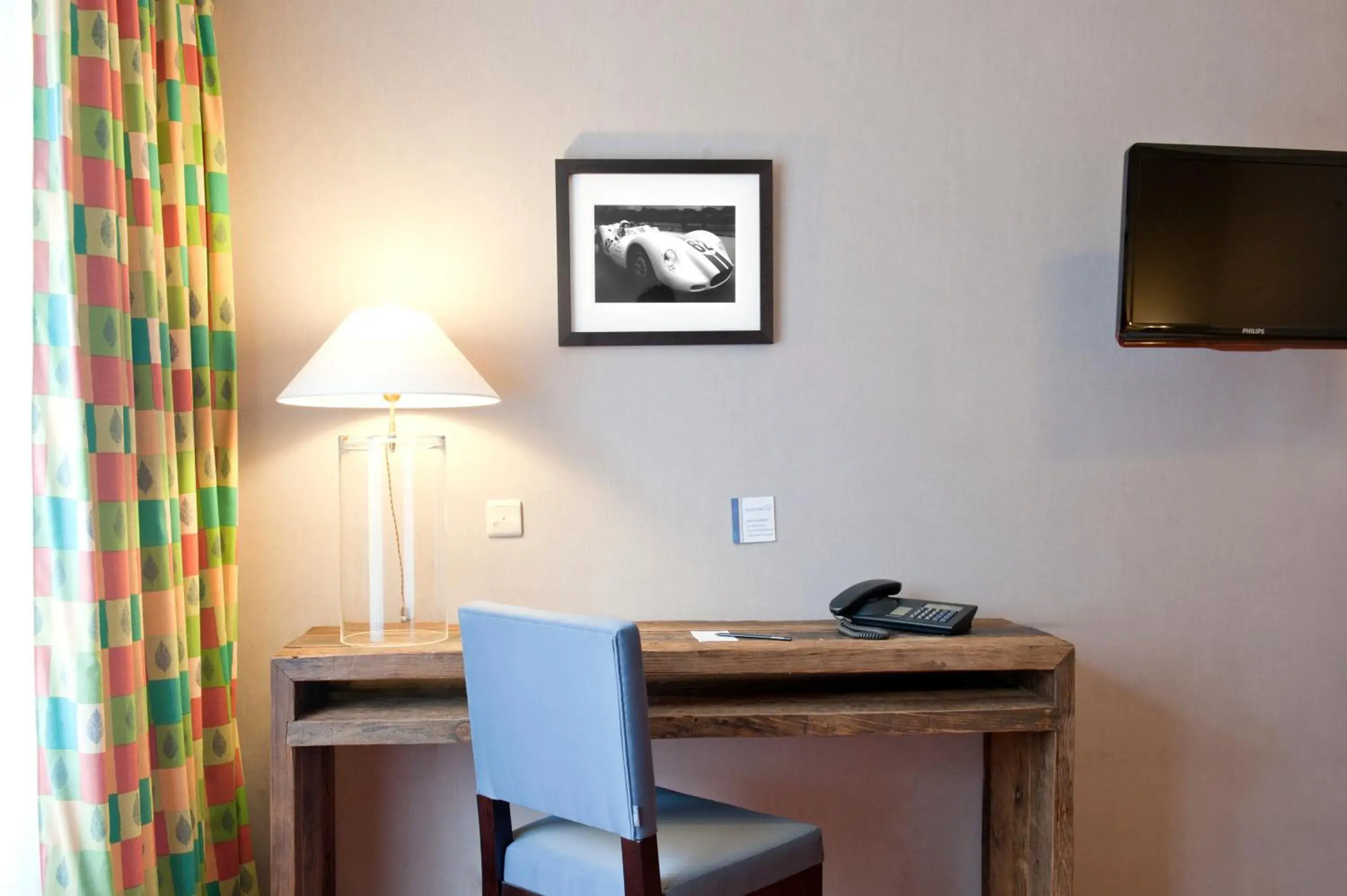 Seating area, TV/Entertainment Center in New Hotel Charlemagne