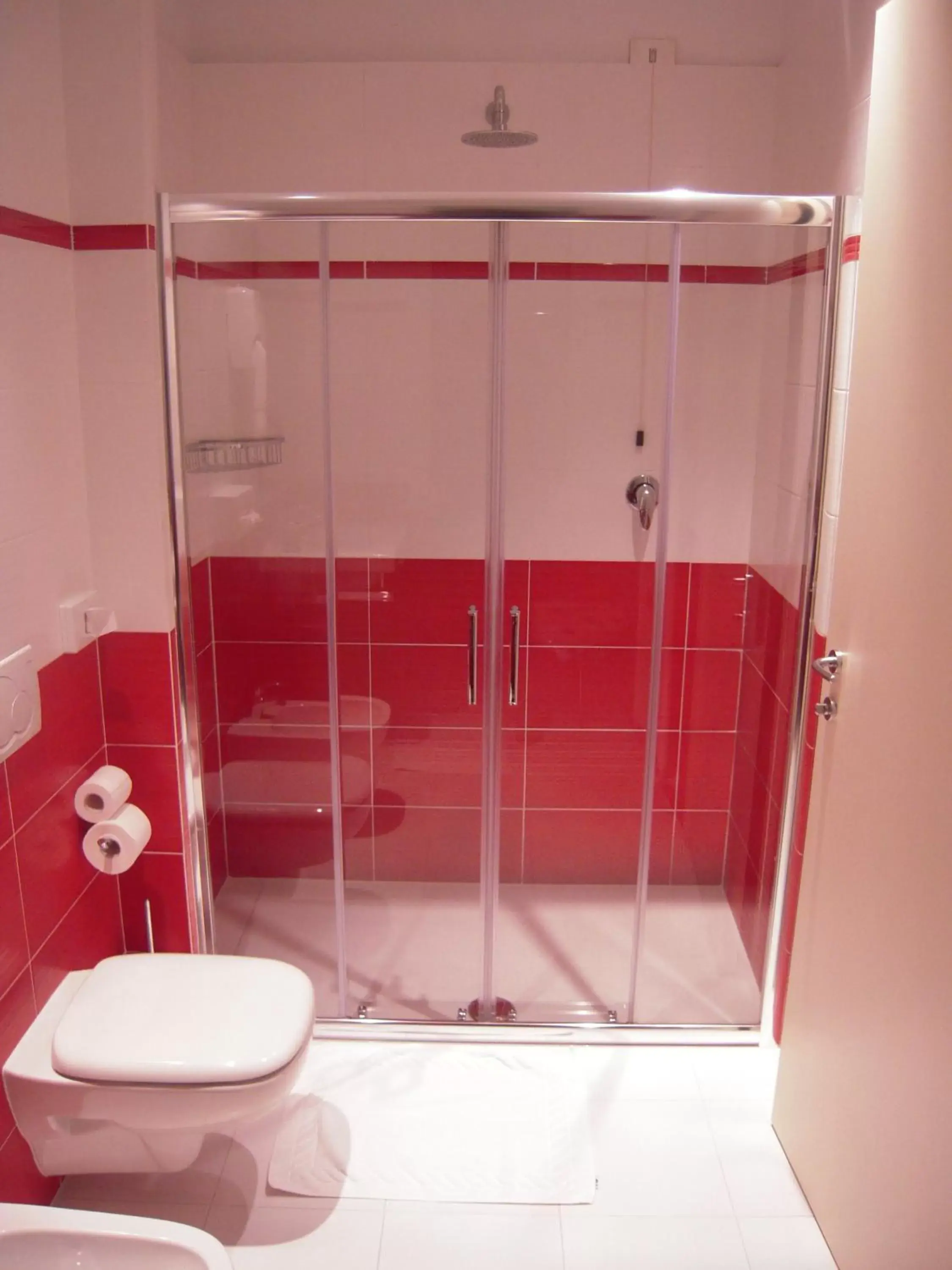 Shower, Bathroom in Hotel Lis