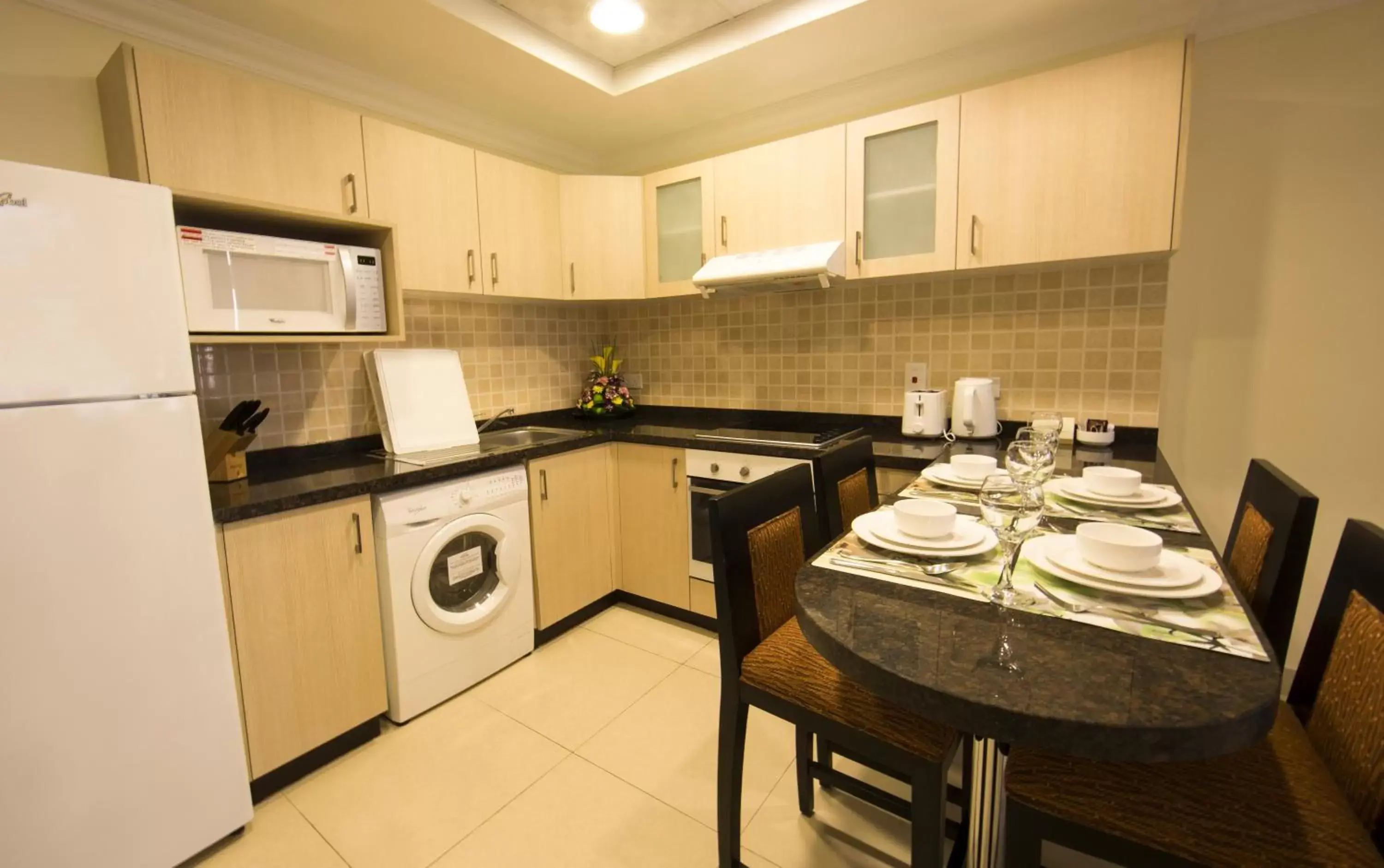 Dining area, Kitchen/Kitchenette in Ivory Grand Hotel Apartments