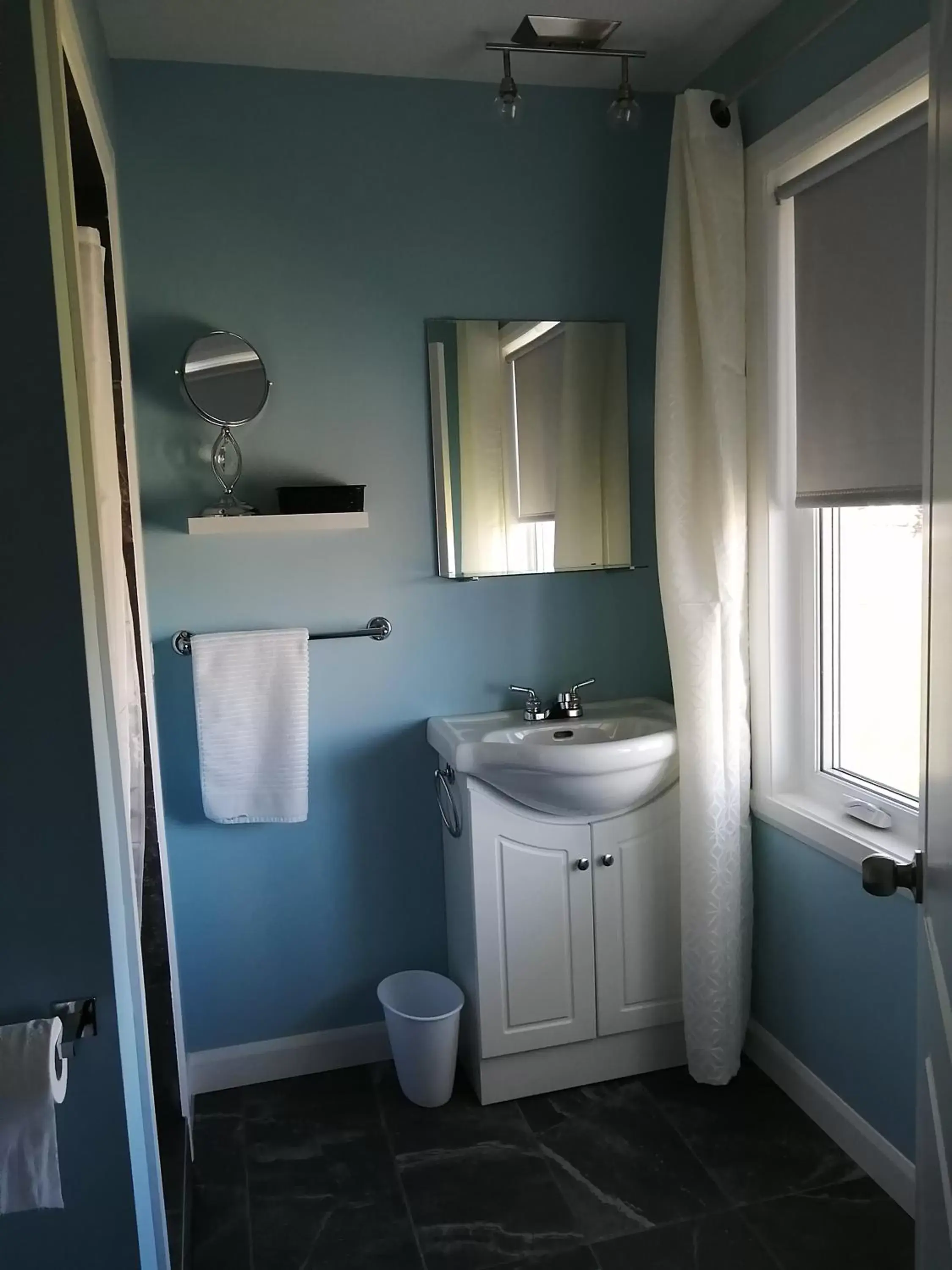 Bathroom in Gîte Shoreline de la Terre à la Mer