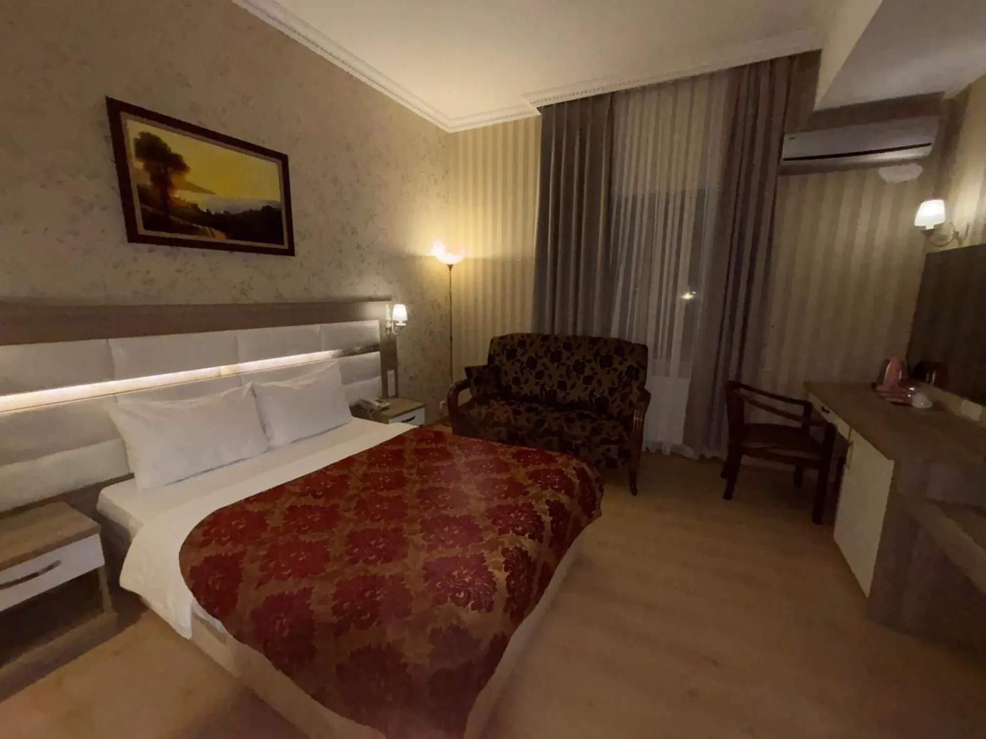 Photo of the whole room, Bed in Nil Hotel