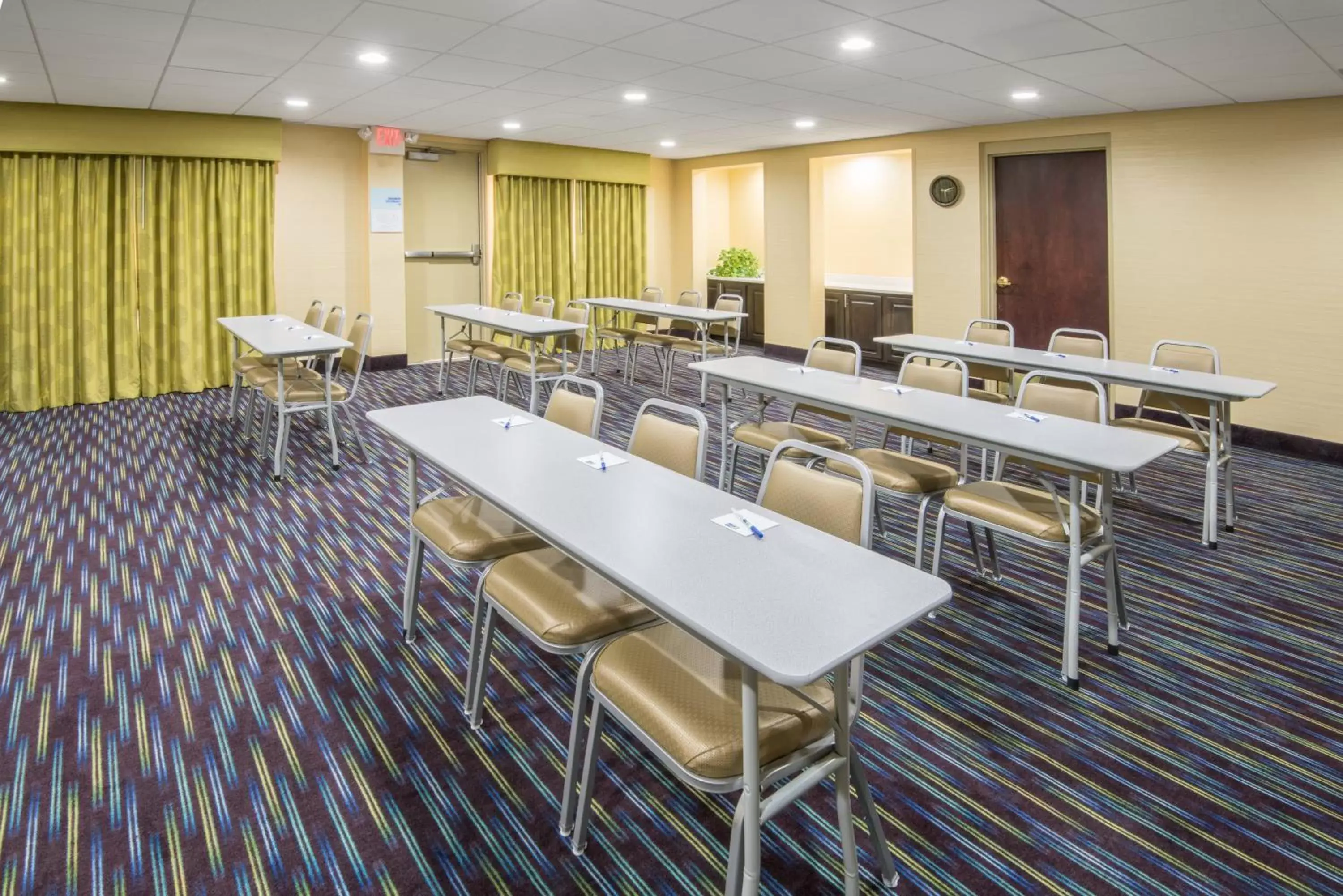 Meeting/conference room in Holiday Inn Express Hotel & Suites Ashland, an IHG Hotel