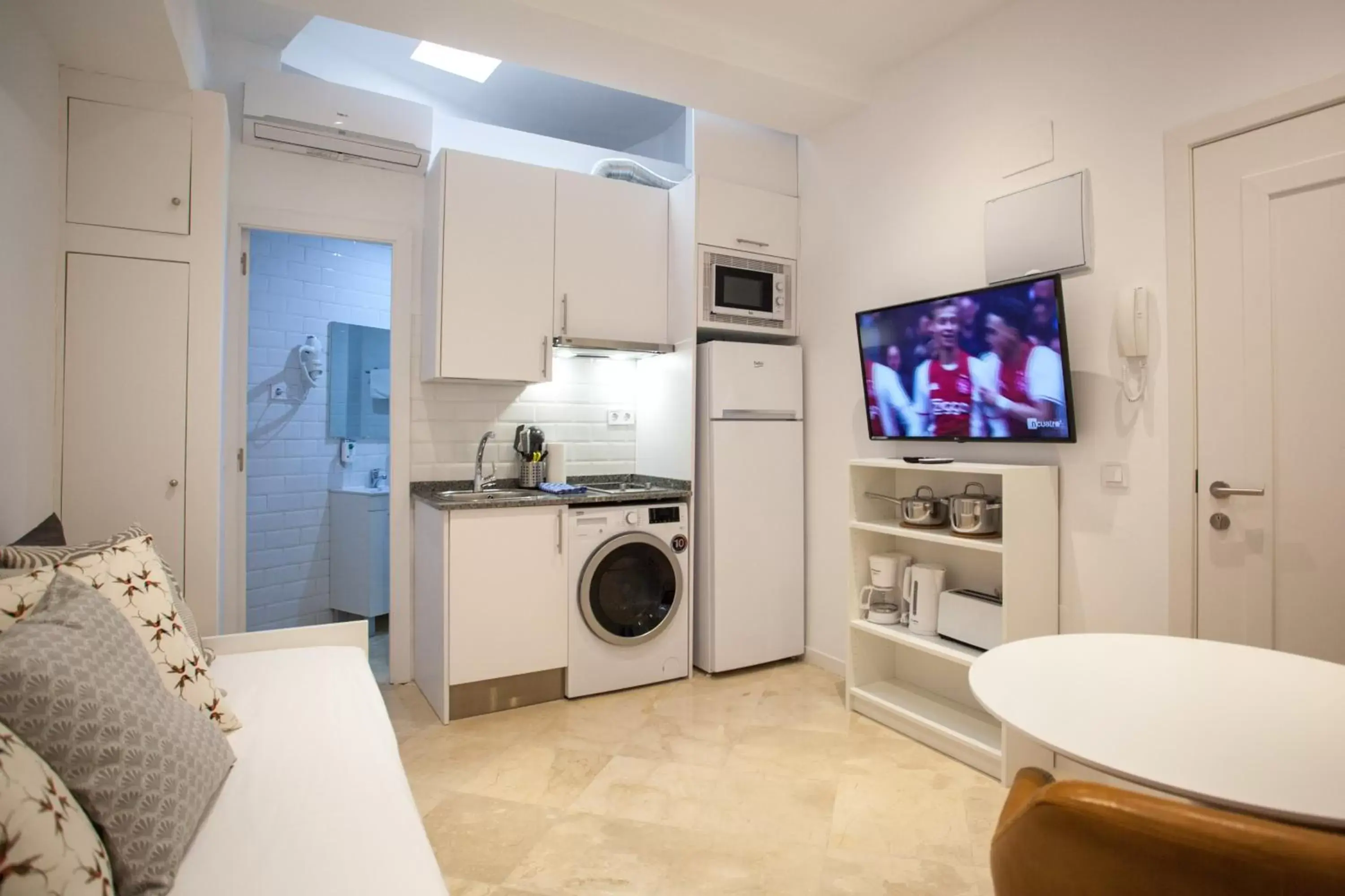 TV and multimedia, Kitchen/Kitchenette in Gran Central Suites