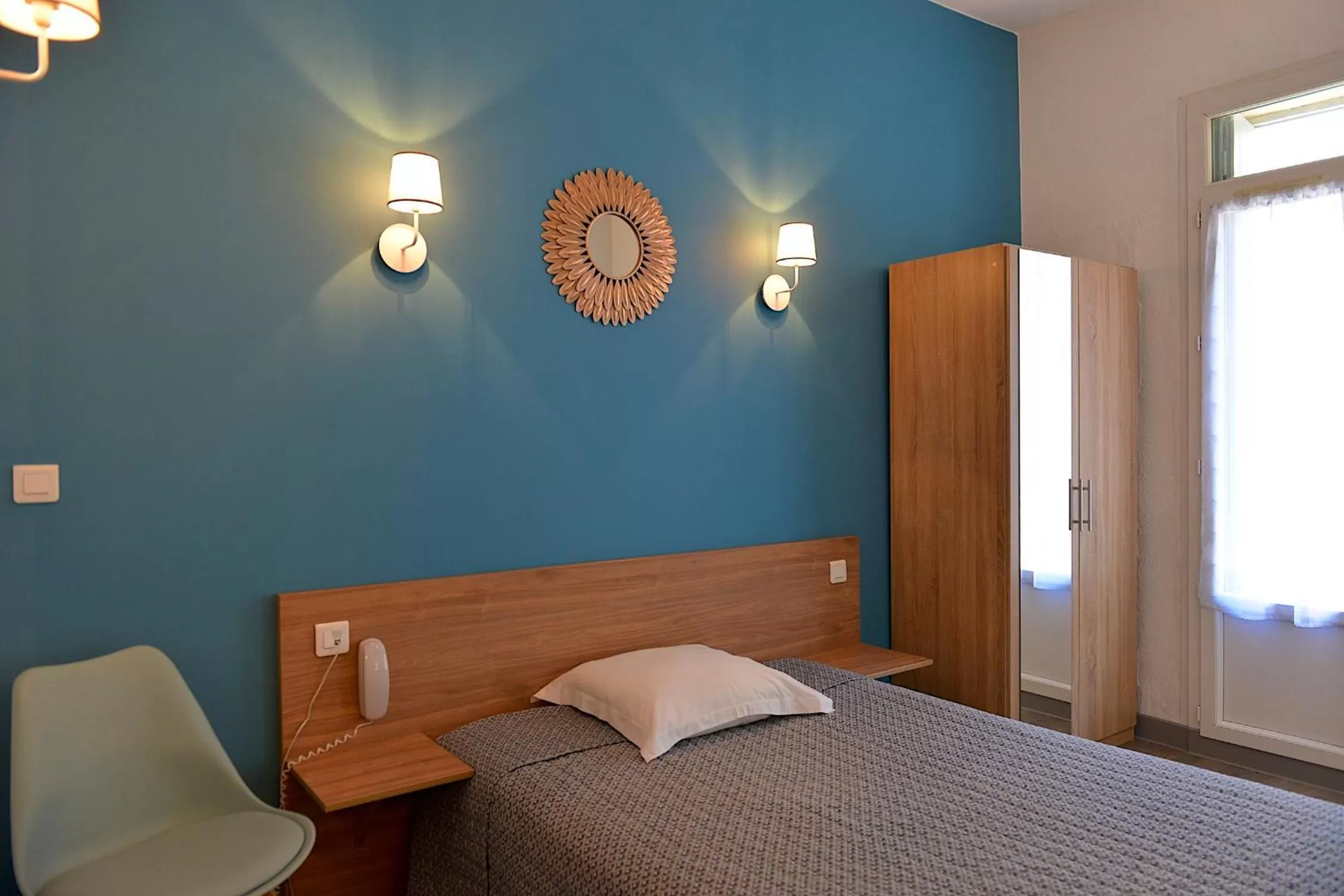 Photo of the whole room, Bed in Hôtel Colisée-Verdun Centre Gare Saint-Roch