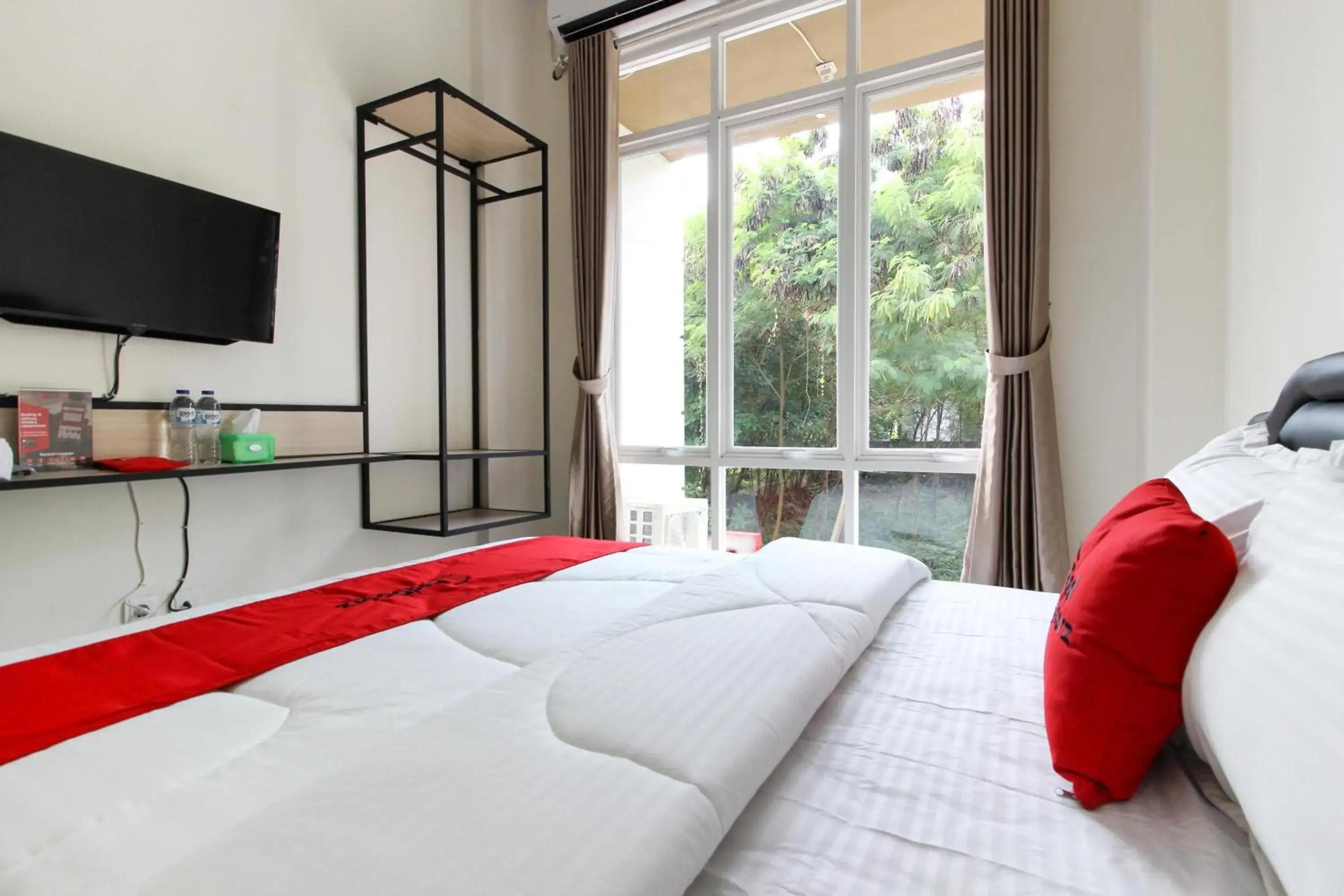 Bedroom, Bed in RedDoorz near Jogja City Mall 3