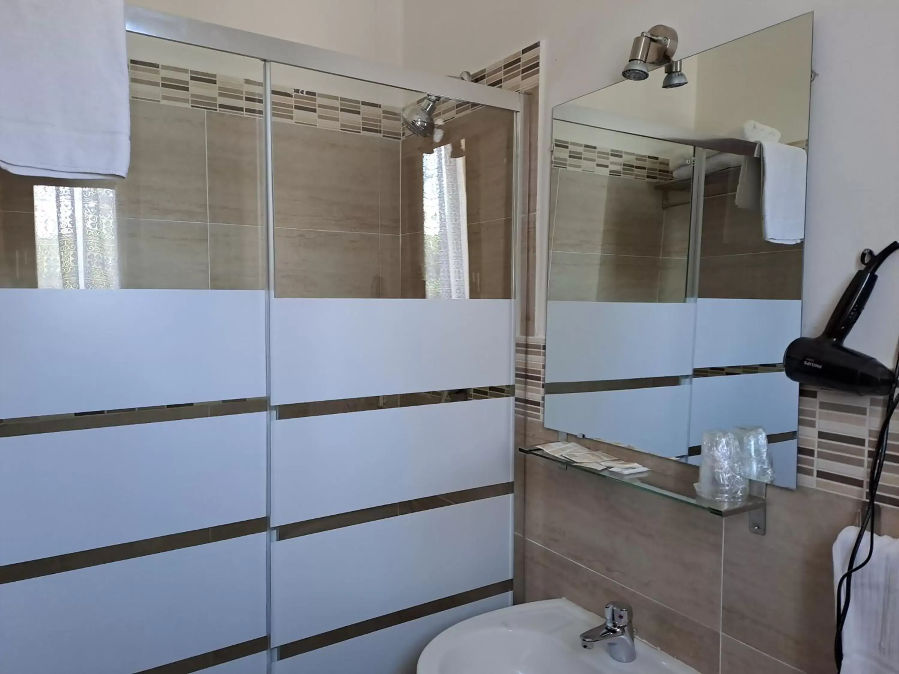 Shower, Bathroom in Hotel Villa Robinia