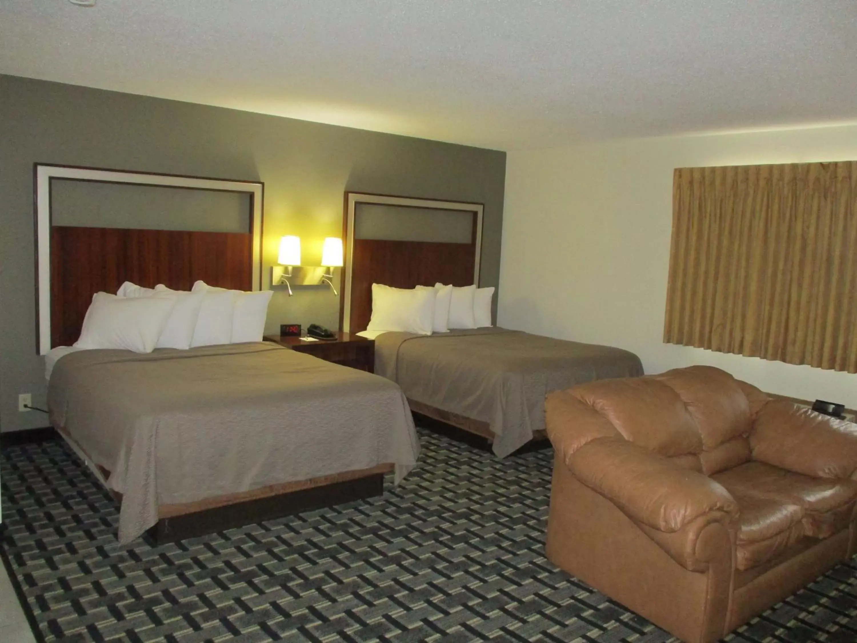 Photo of the whole room, Bed in SureStay Hotel by Best Western Manchester