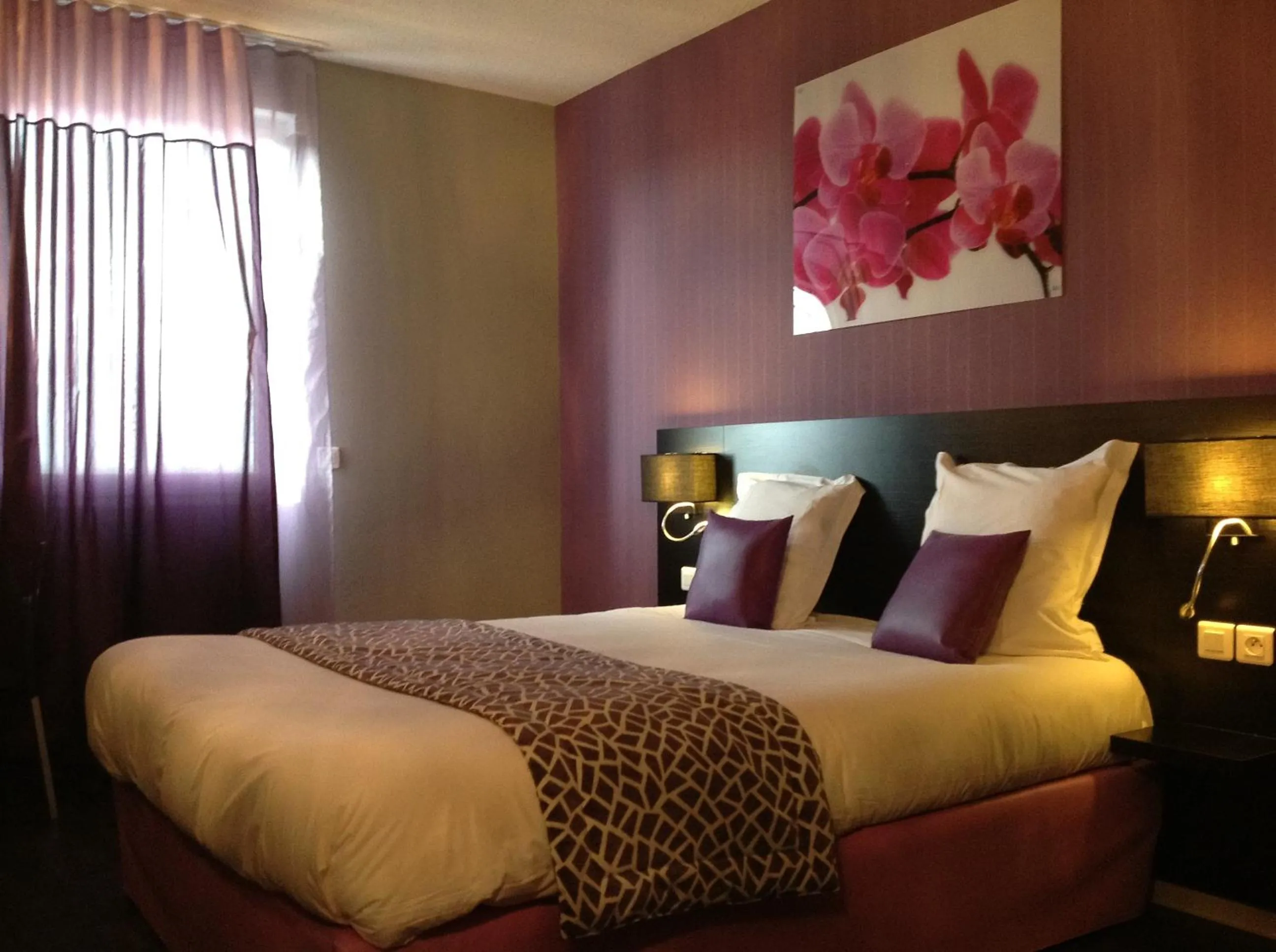 Photo of the whole room, Bed in The Originals City, Hôtel des Lys, Dreux