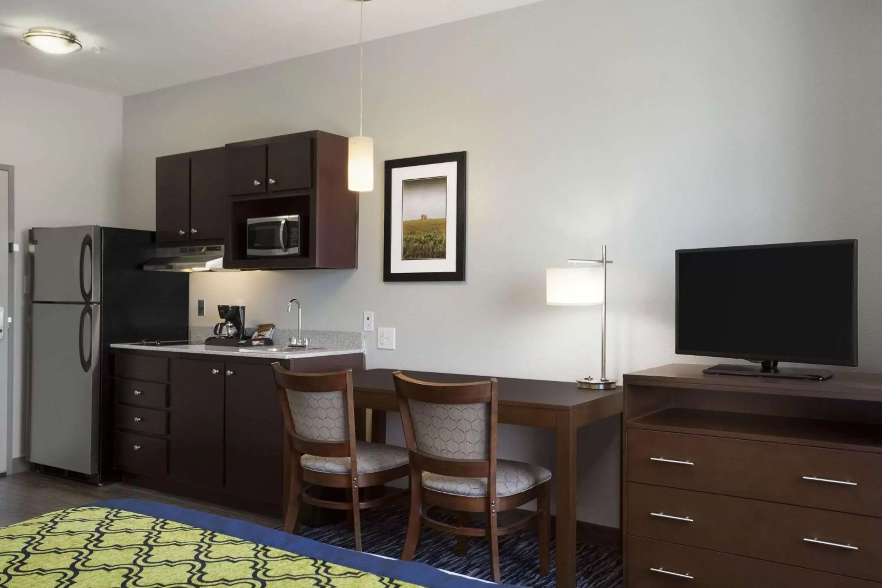 Photo of the whole room, TV/Entertainment Center in Hawthorn Suites by Wyndham San Angelo