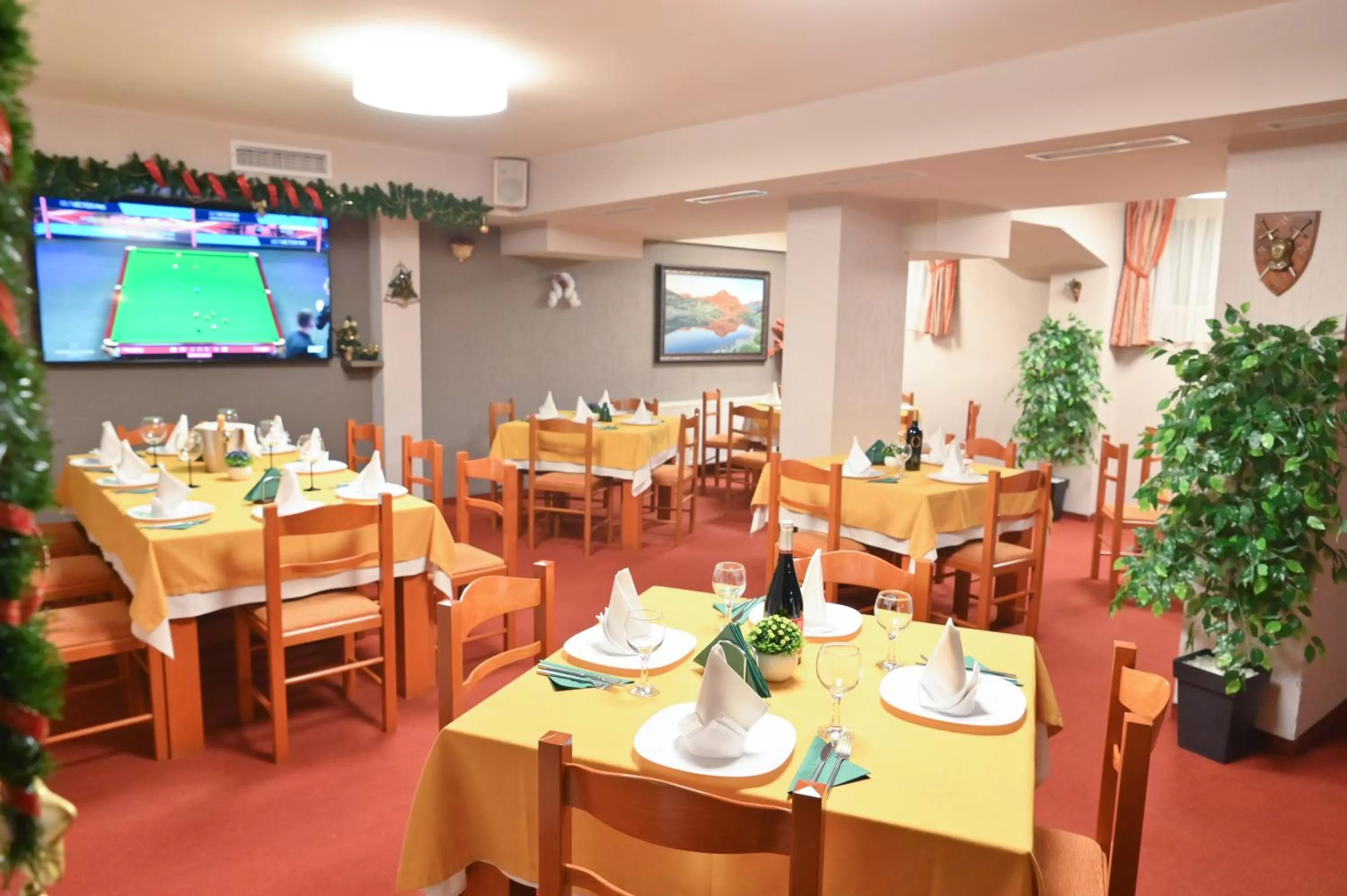 Restaurant/places to eat in Hotel Rothmans-Breakfast - Free parking - Lobby