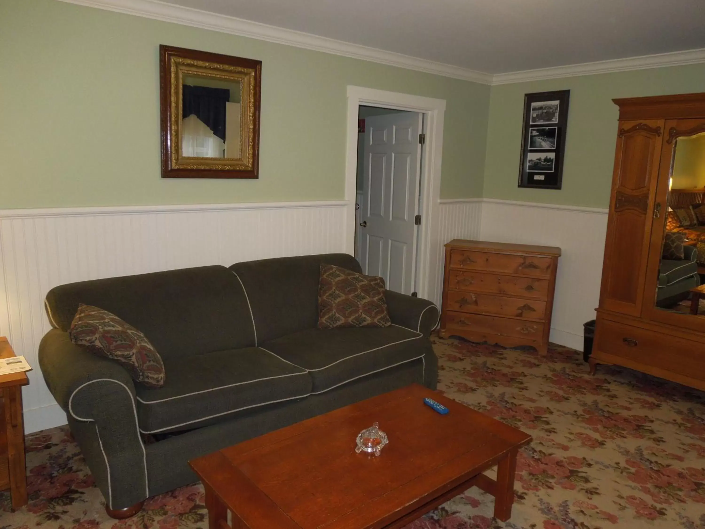 Living room, Seating Area in Kearsarge Inn