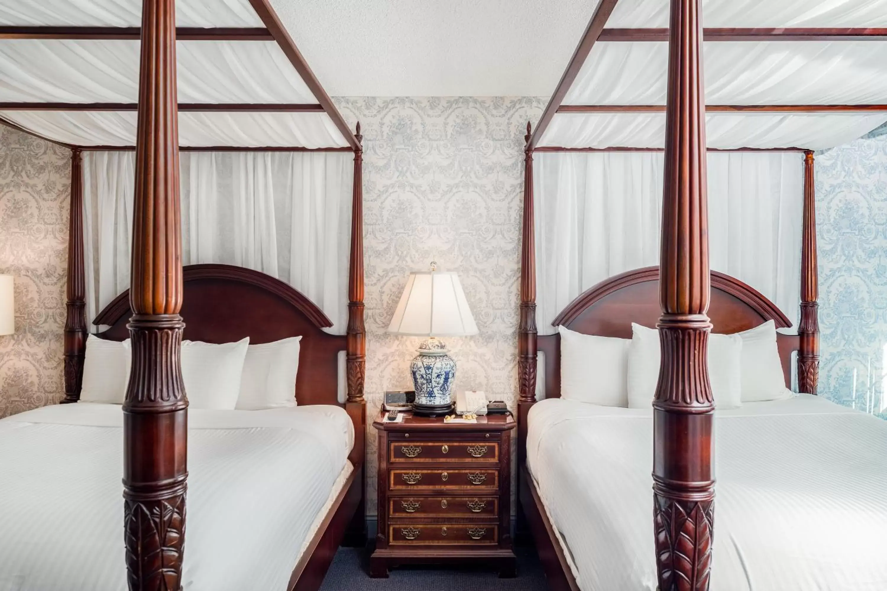 Bathroom, Bed in The Farmington Inn and Suites Bathroom, Bed in The Farmington Inn and Suites