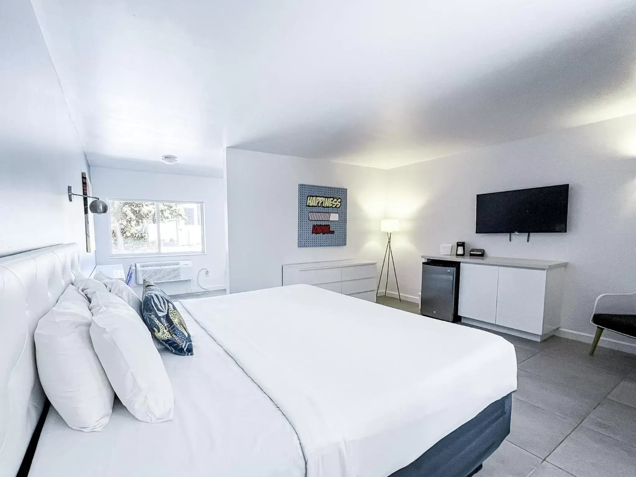 Communal lounge/ TV room, Bed in Royal Palms Resort & Spa